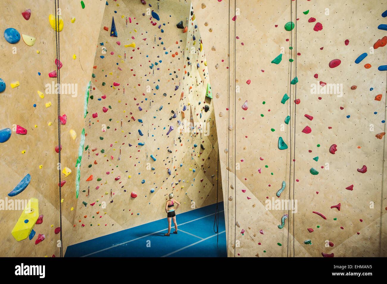 Kaukasische Frau Prüfung indoor Felswand Stockfoto