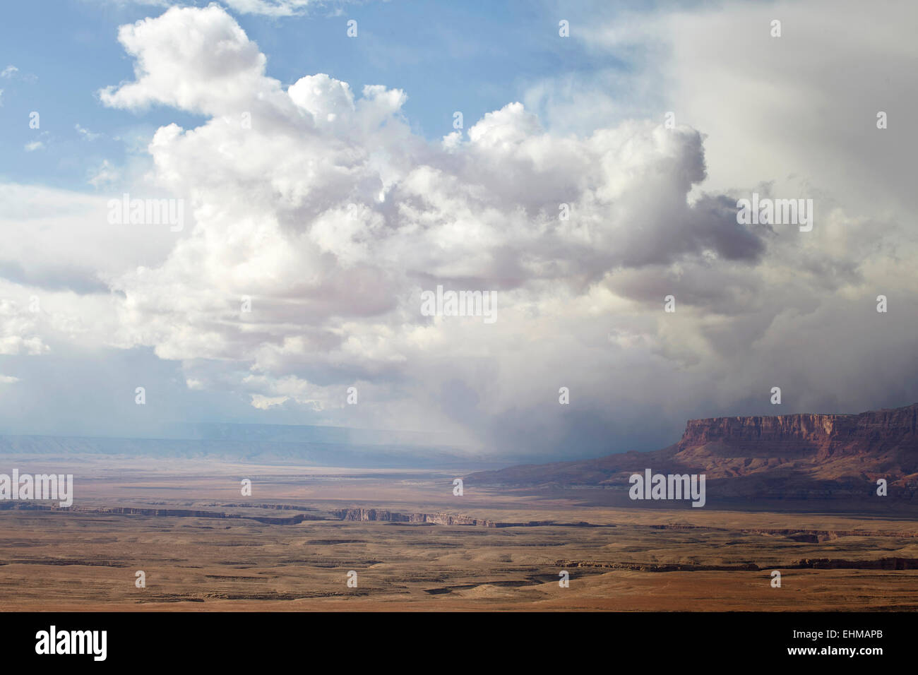 Geschwollenen Wolken überrollen Felsformationen in Wüstenlandschaft, Page, Arizona, Vereinigte Staaten von Amerika Stockfoto