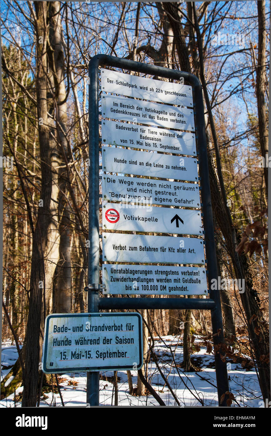 Obligatorische und Verbot Zeichen im Park an der König Ludwig II. Gedenkstätte Kreuz, Berg, Bayern, Deutschland Stockfoto