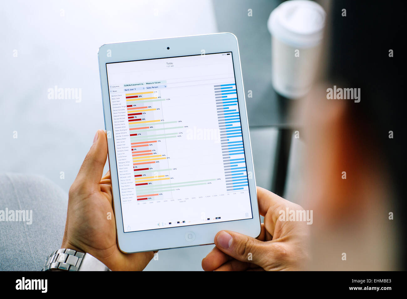 Gemischte Rassen Geschäftsmann Prüfung Diagramm auf digital-Tablette Stockfoto