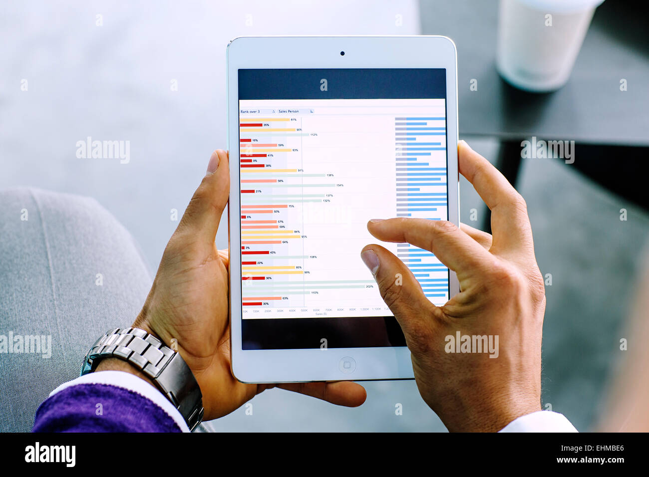 Gemischte Rassen Geschäftsmann Prüfung Diagramm auf digital-Tablette Stockfoto