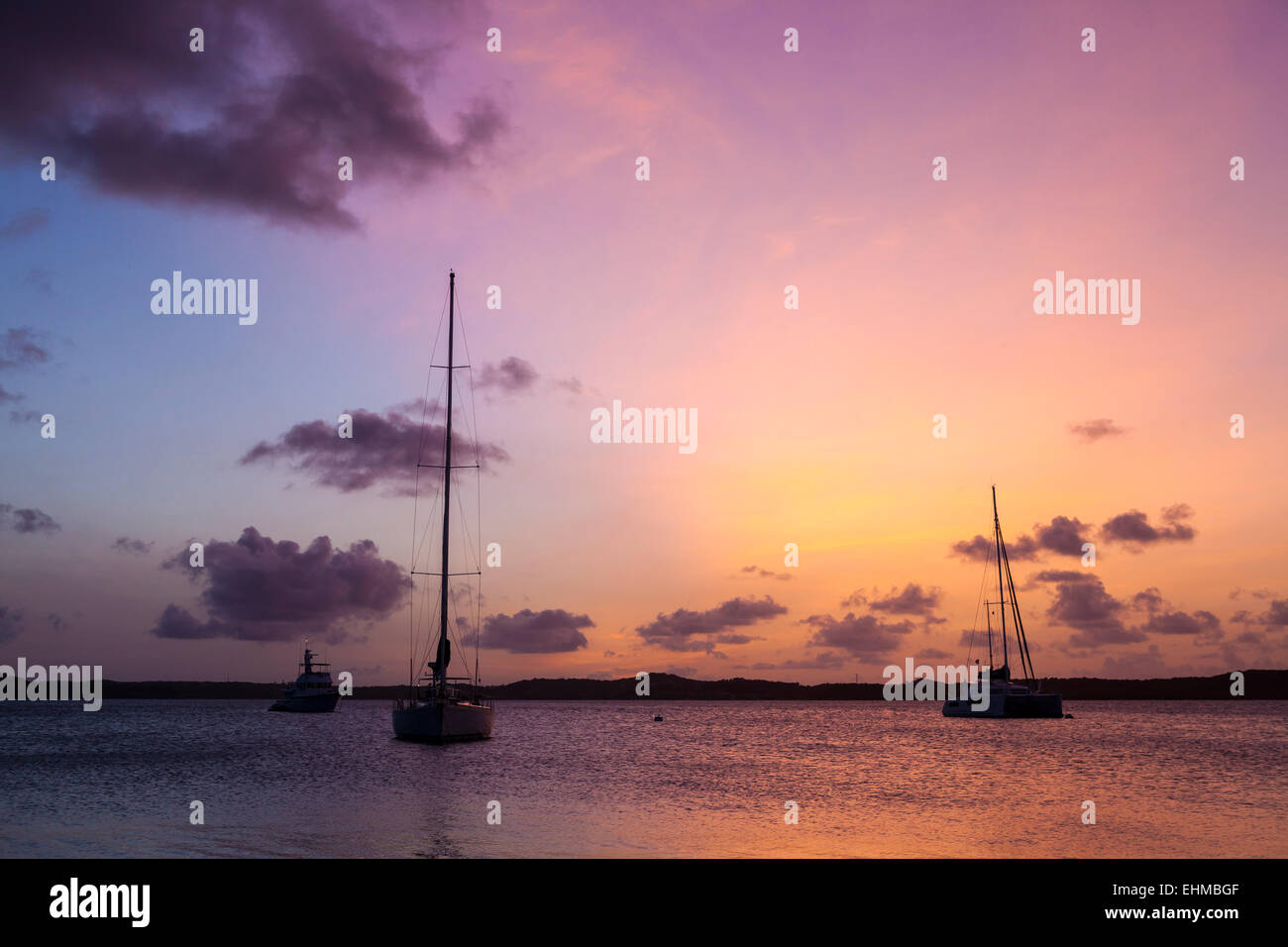 Sonnenuntergang und Segelboote in der nonsuch Bay, Green Island, Antigua, Antigua und Barbuda Stockfoto