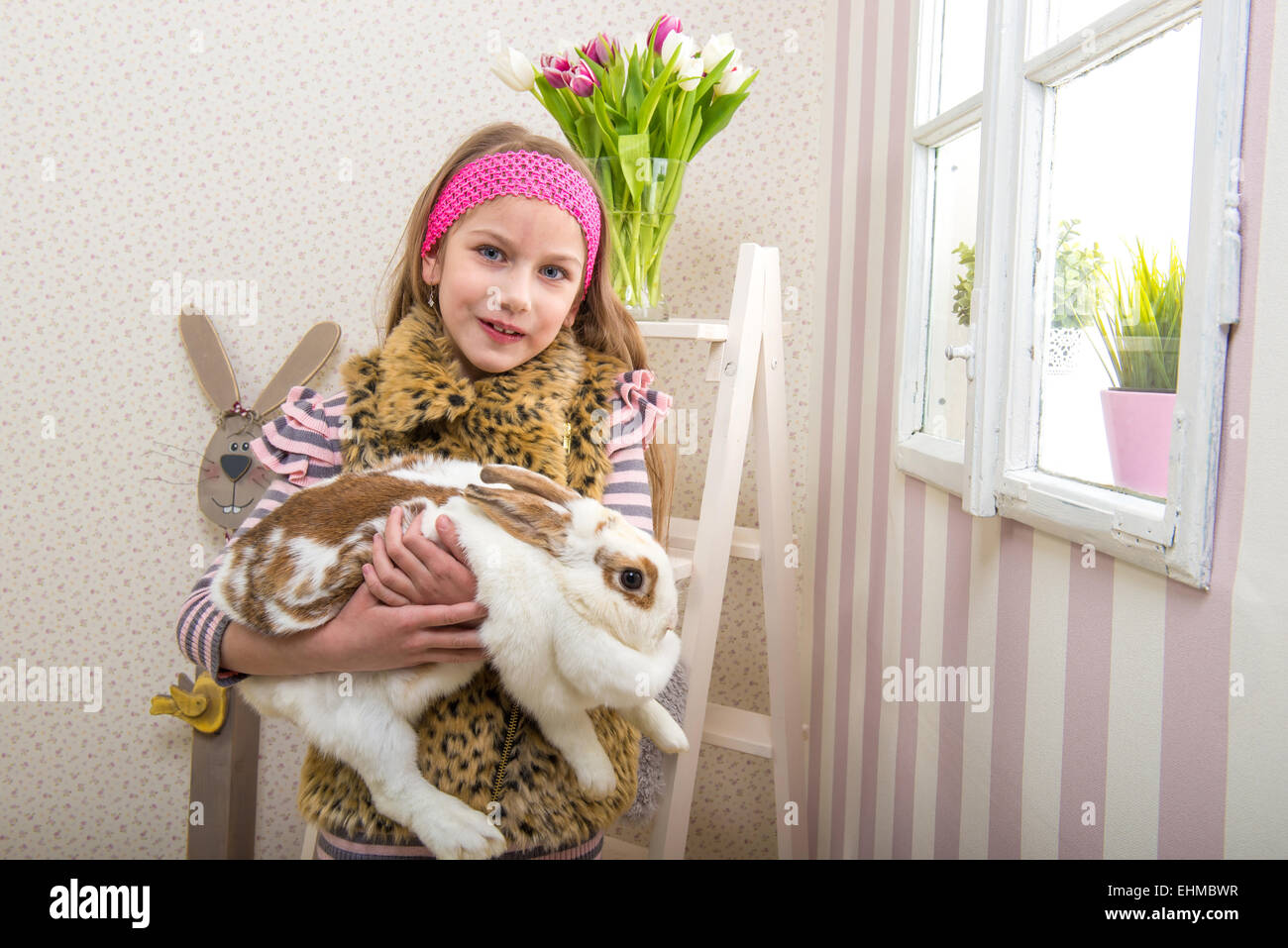 Ostern - Mädchen trägt ein riesigen Kaninchen Leben Stockfoto