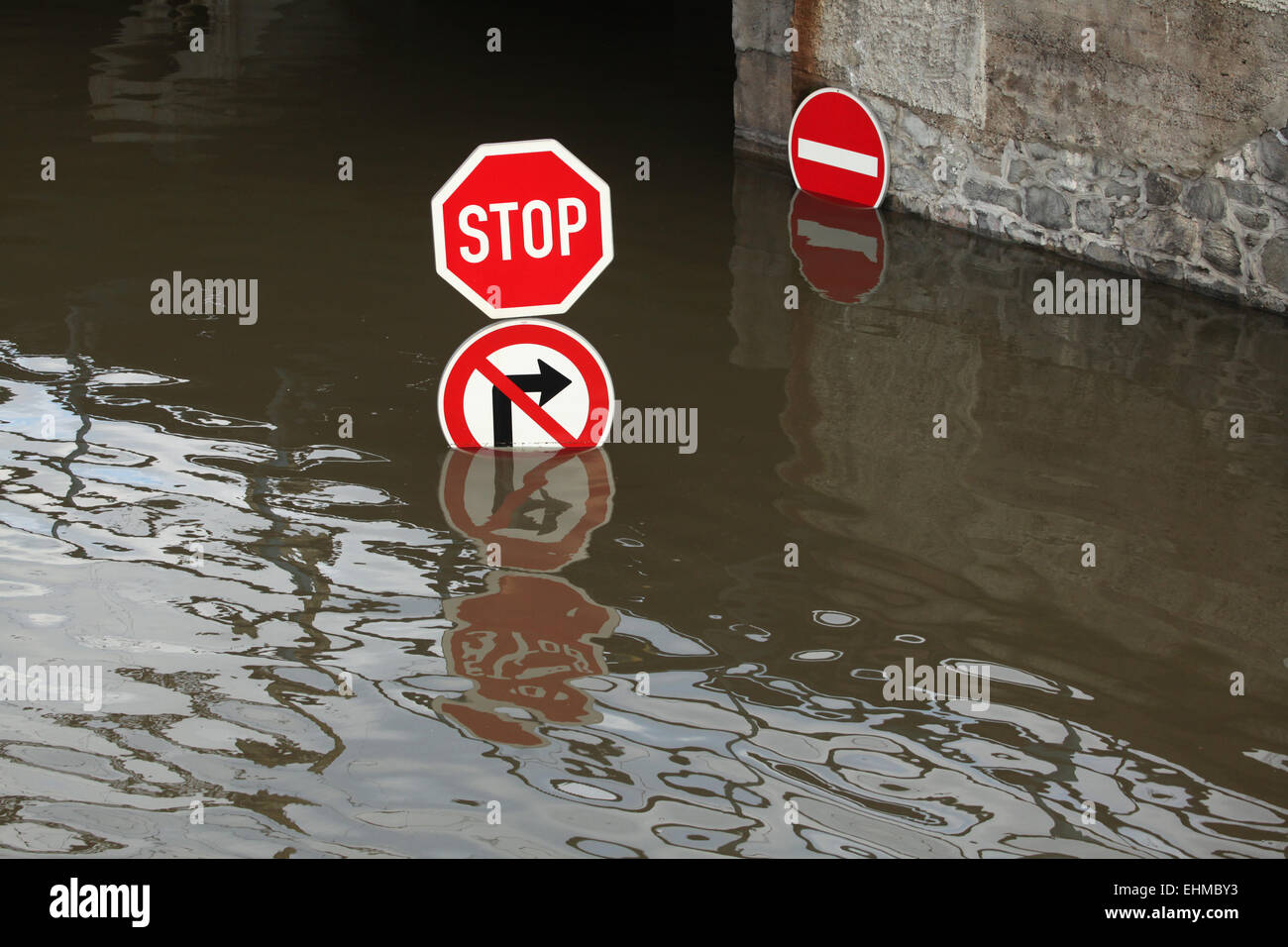 Verkehrszeichen, die von der Elbe in Usti Nad Labem, Nord-Böhmen, Tschechische Republik, am 5. Juni 2013 überflutet. Stockfoto