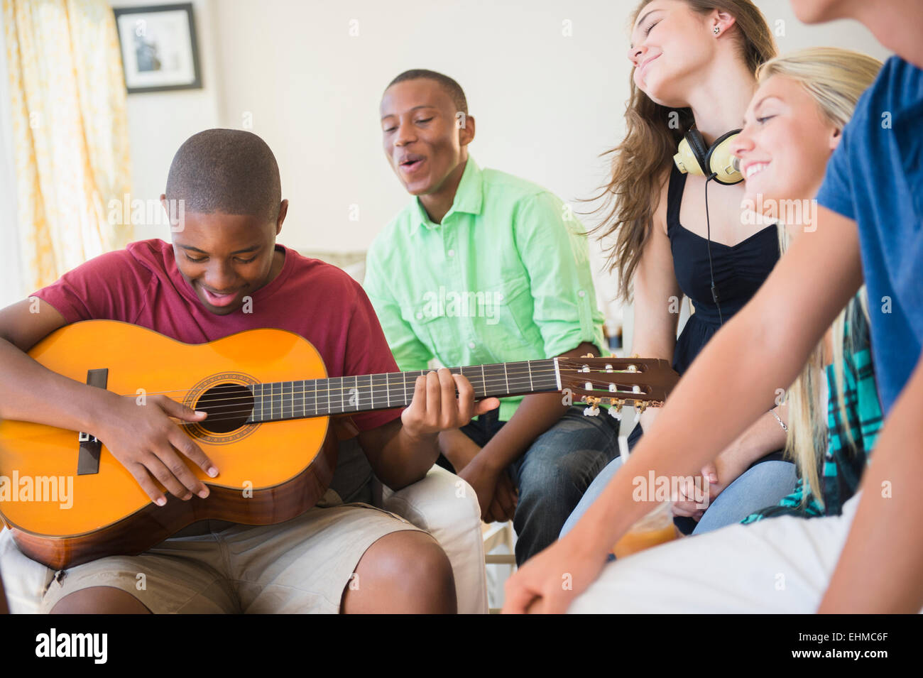 Teenager, die Gitarre auf party Stockfoto