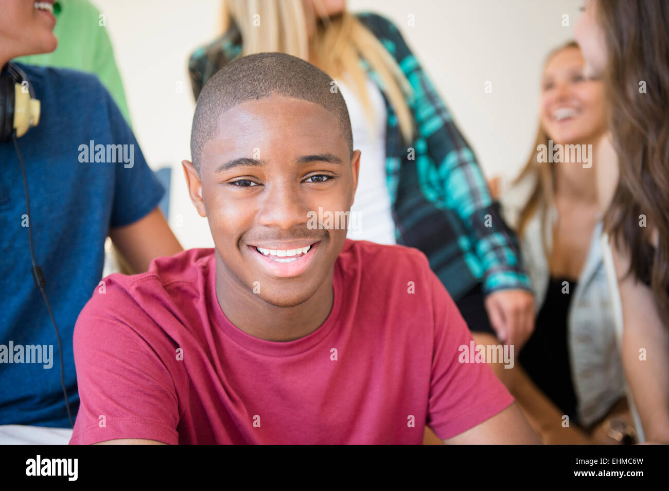 Teenager, die lächelnd auf party Stockfoto