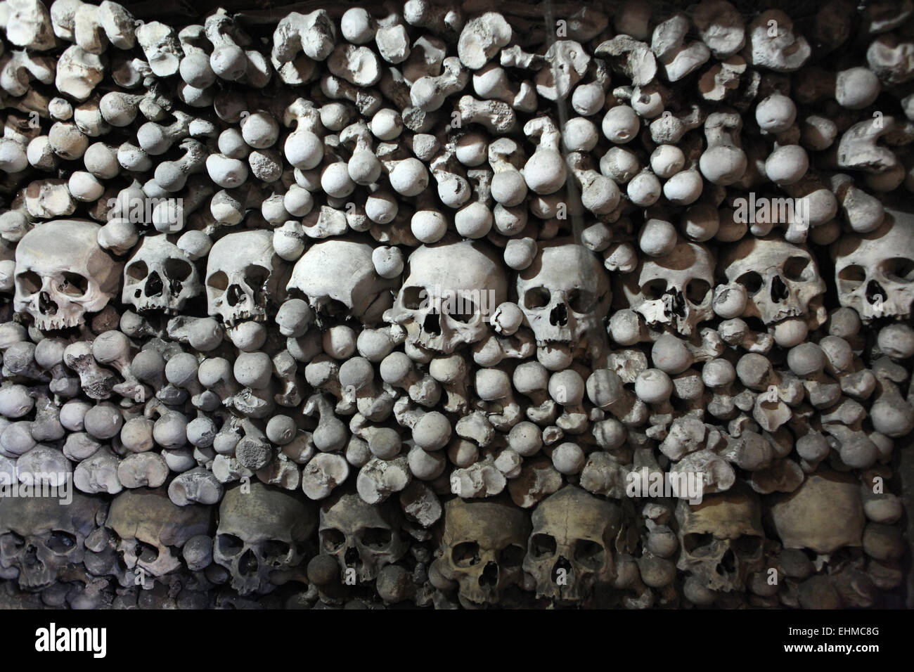 Menschliche Knochen und Schädel in Sedlec Ossuary in der Nähe von Kutná Hora, Tschechische Republik. Stockfoto