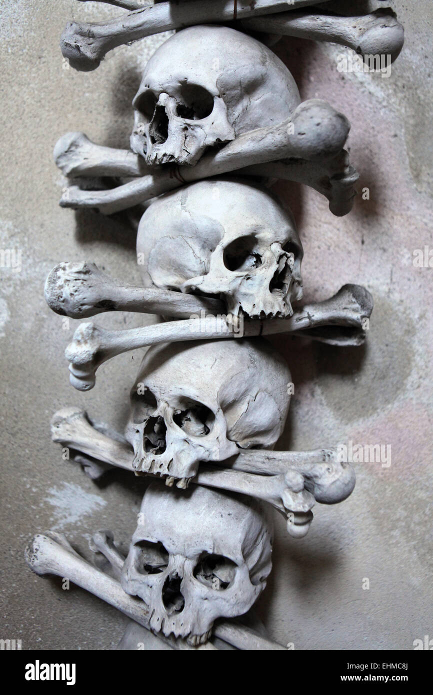 Dekoration von menschlichen Knochen und Schädel in Sedlec Ossuary in der Nähe von Kutna Hora, Tschechien. Stockfoto