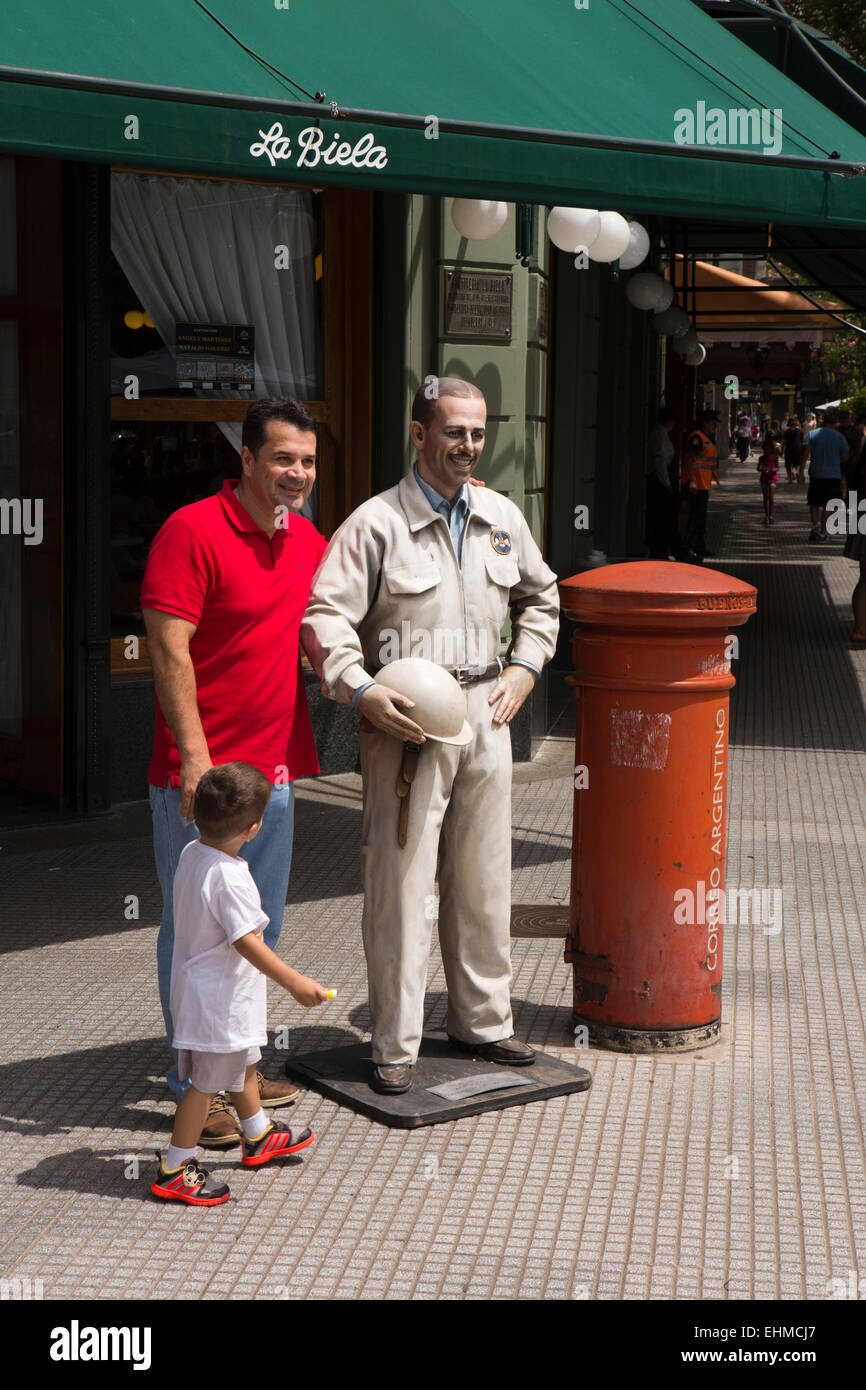 Argentinien, Buenos Aires, Recoleta, posiert mit Statue von Motorsport-Fahrer Juan Manuel Fangio vor La Biela Café Besucher Stockfoto