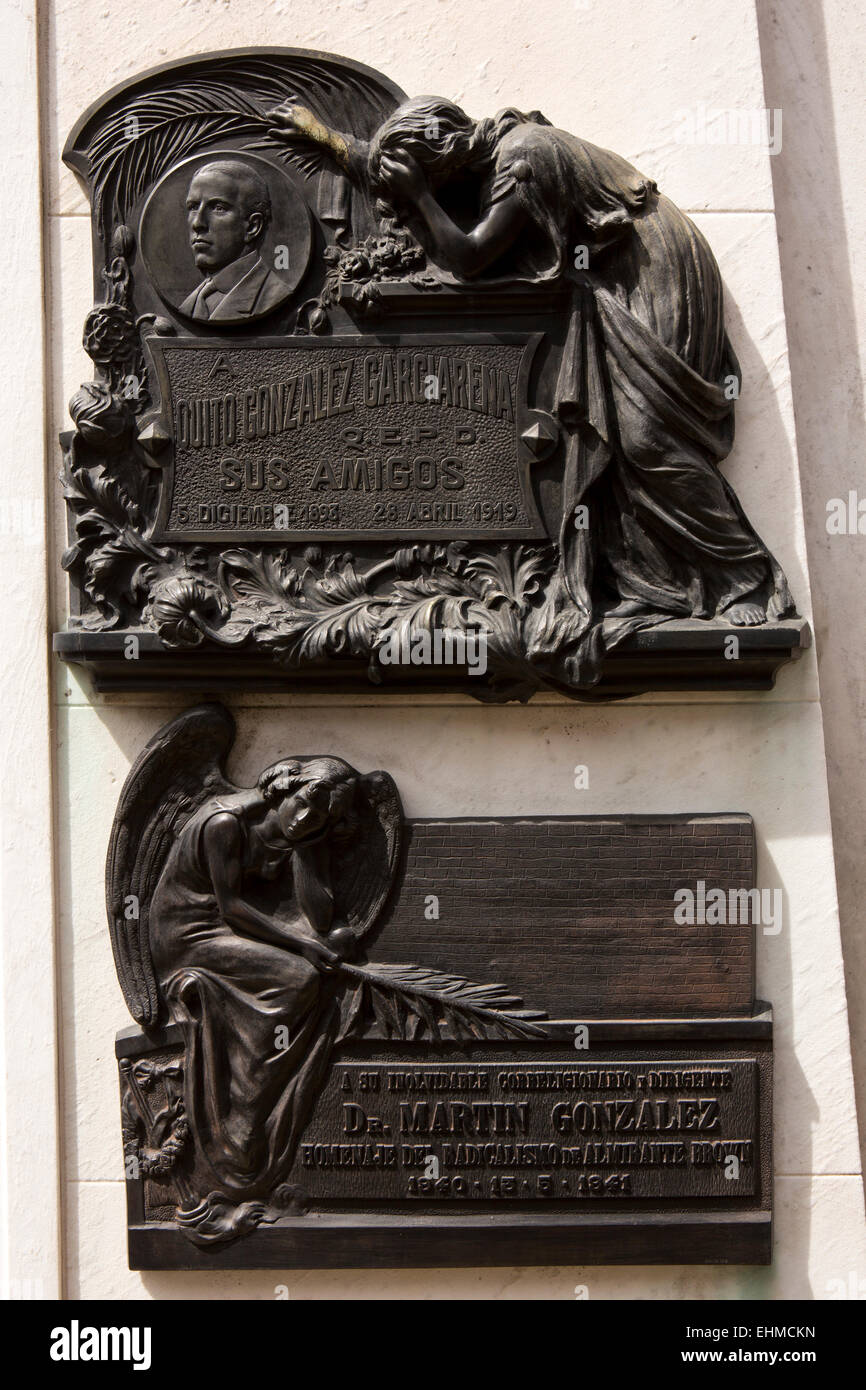 Argentinien, Buenos Aires, Recoleta Friedhof, bronze-Plaketten, die Erinnerung an Dr. Martin Gonzalez und Quito Gonzalez Garciarena Stockfoto