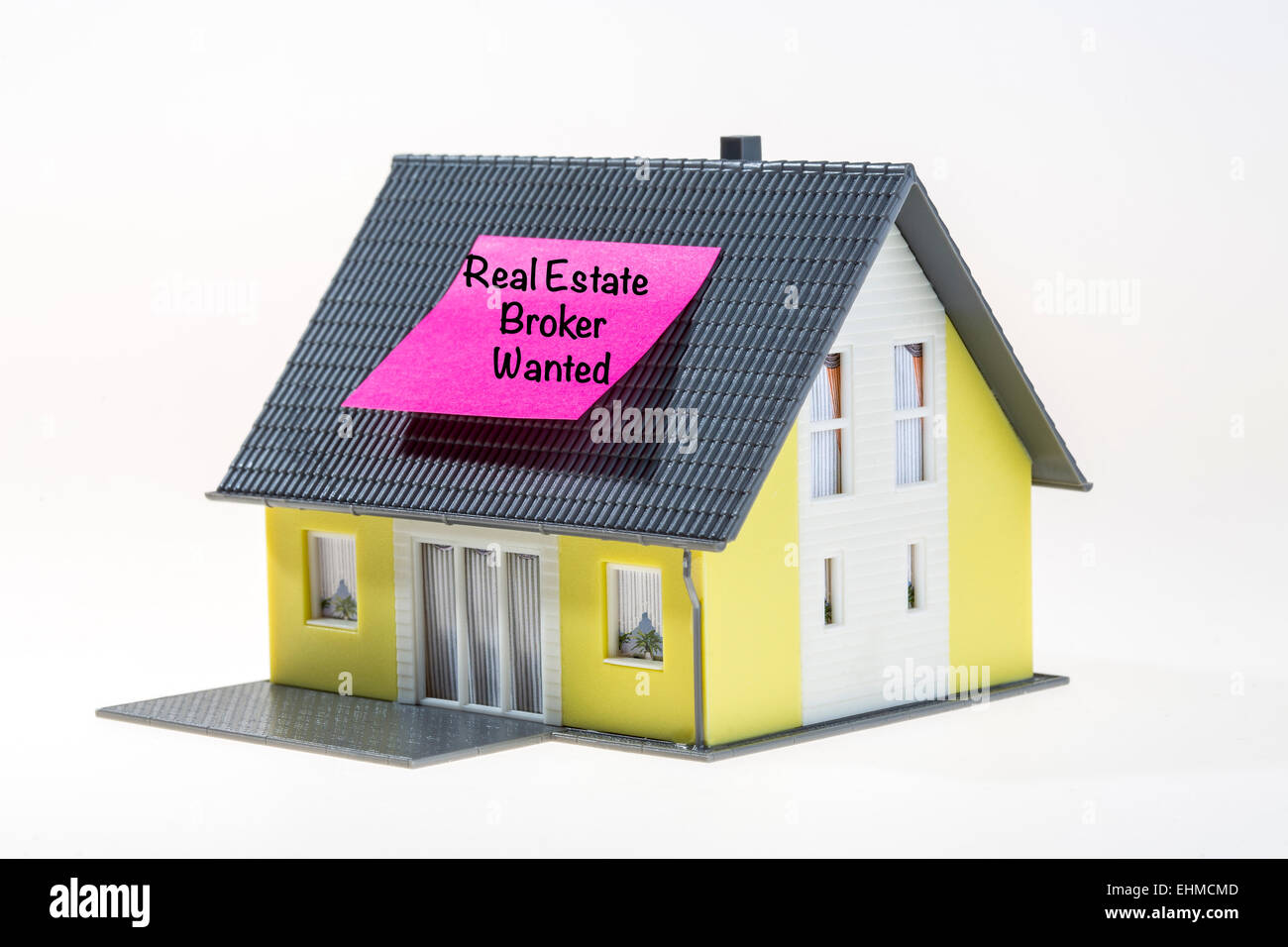 Symbolisches Bild, Haus mit ein Post-It Note, Immobilien-Makler wollte Stockfoto