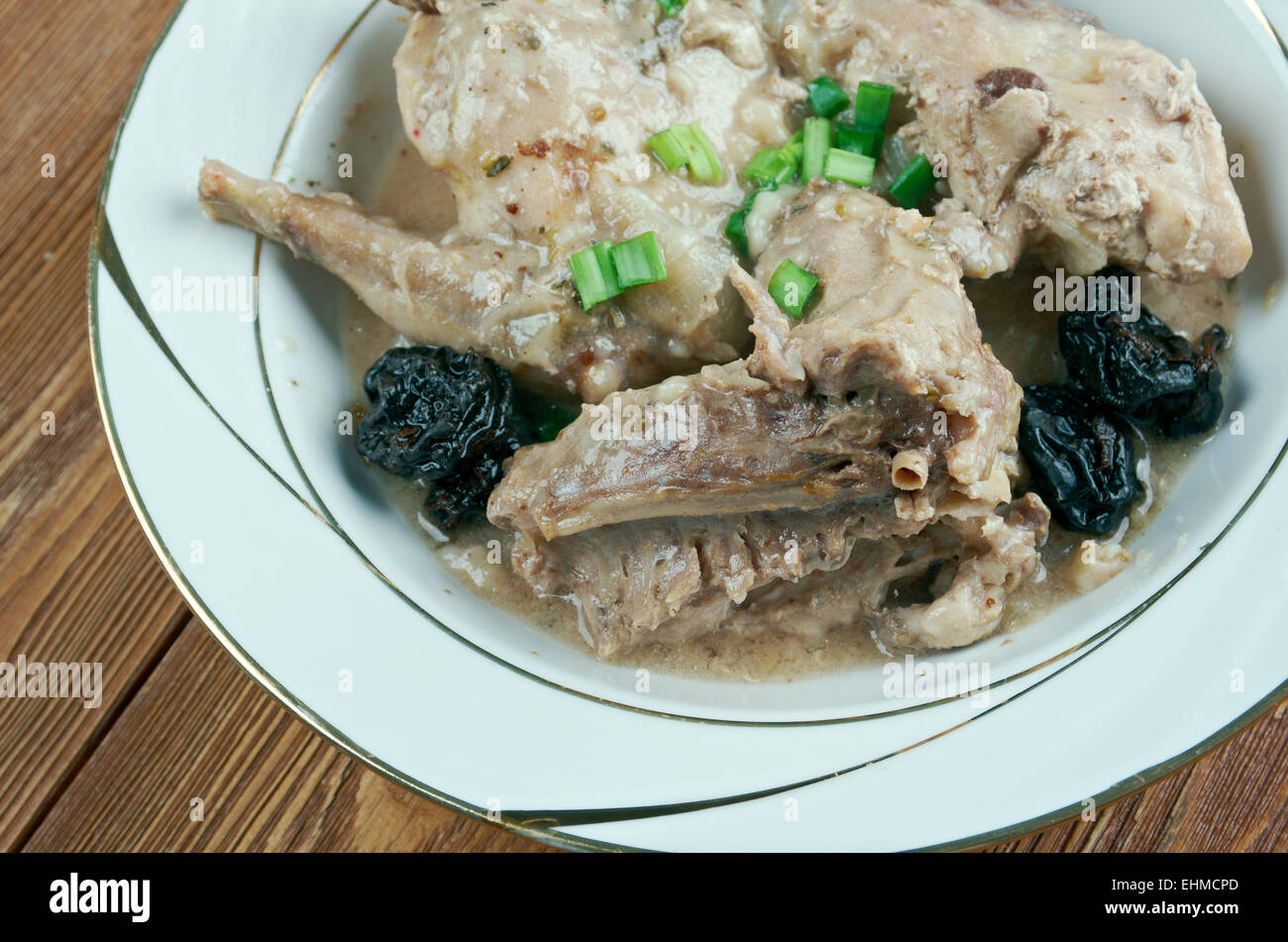 Lapin la Tournaisienne - Kaninchen in einer dunklen Sauce. Belgische Küche Stockfoto