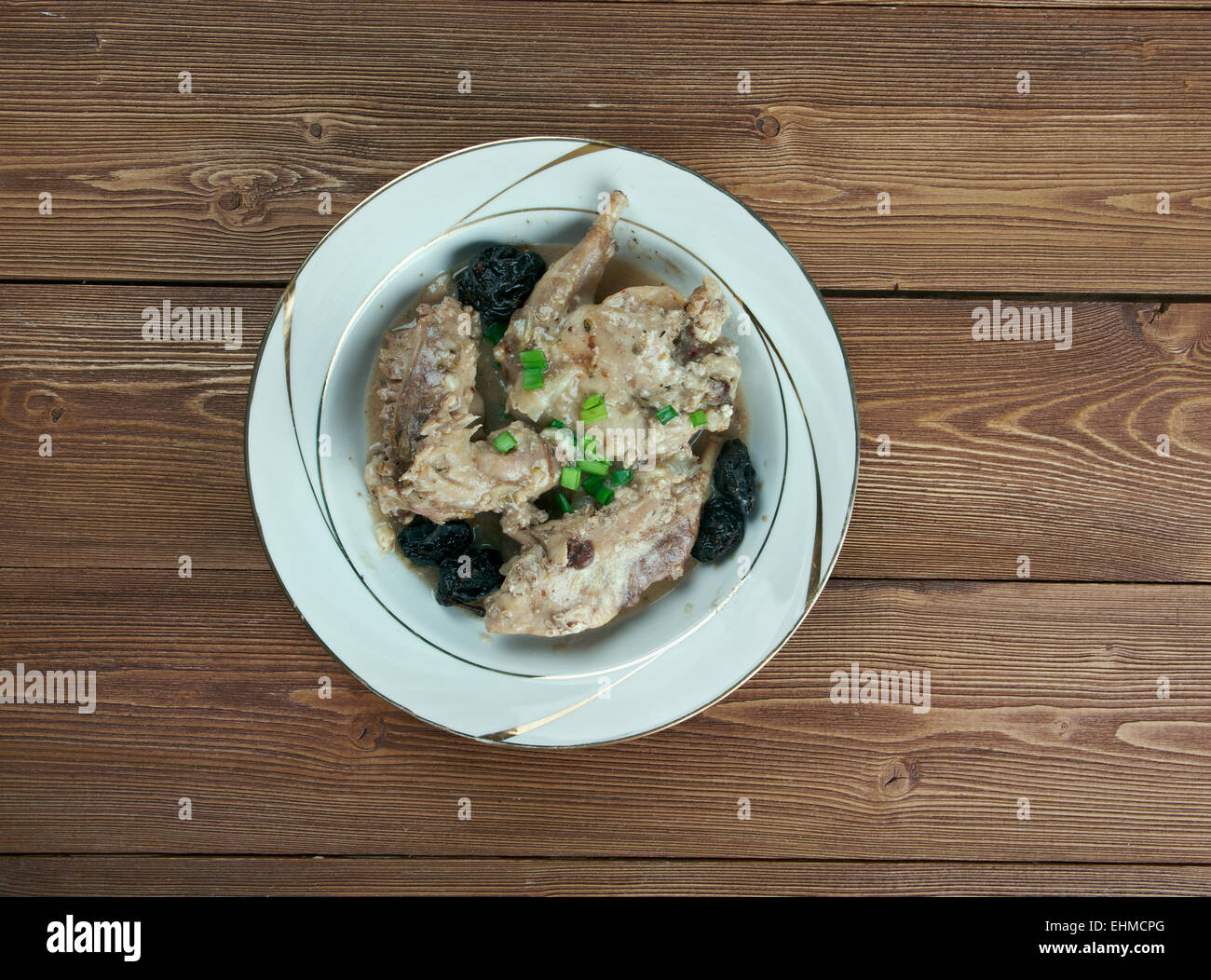 Lapin la Tournaisienne - Kaninchen in einer dunklen Sauce. Belgische Küche Stockfoto