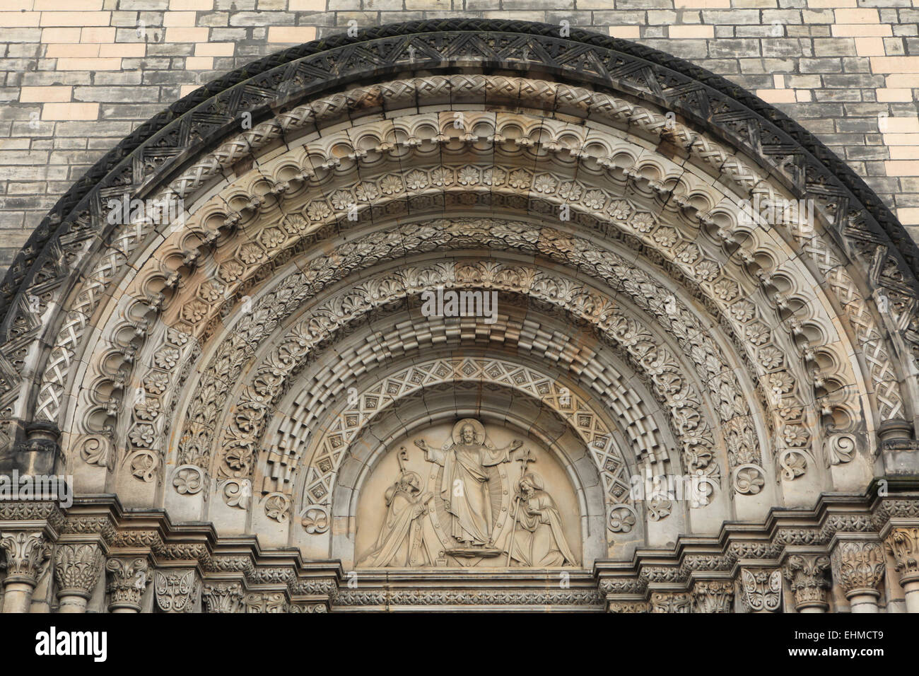 Jesus Christus segnet, St. Cyril und Methodius. Romanische Portal der St. Cyril und Methodius Kirche in Prag, Tschechien. Stockfoto