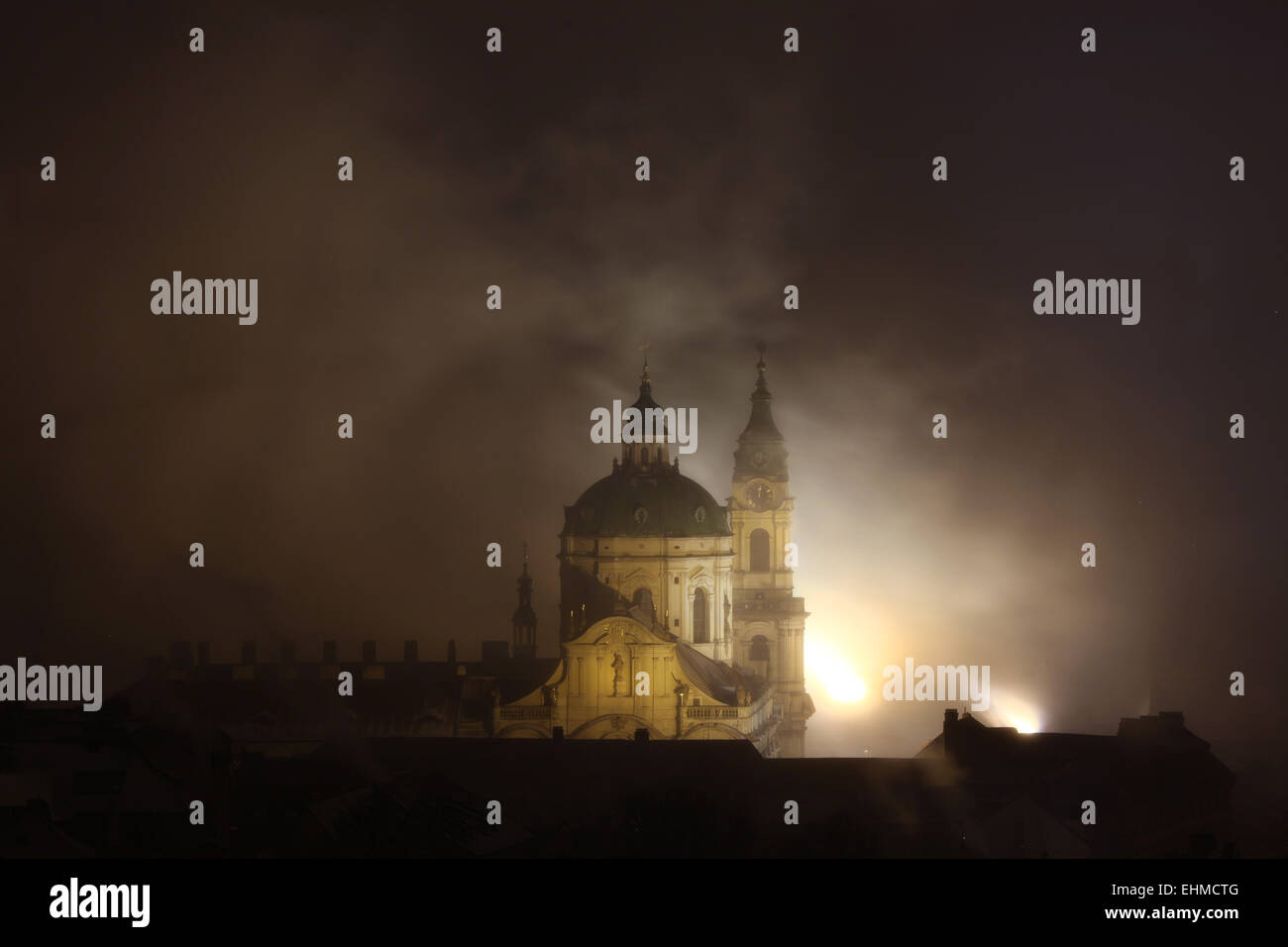 Nacht-Nebel über Sankt-Nikolaus Kirche in Mala Strana in Prag, Tschechien. Stockfoto