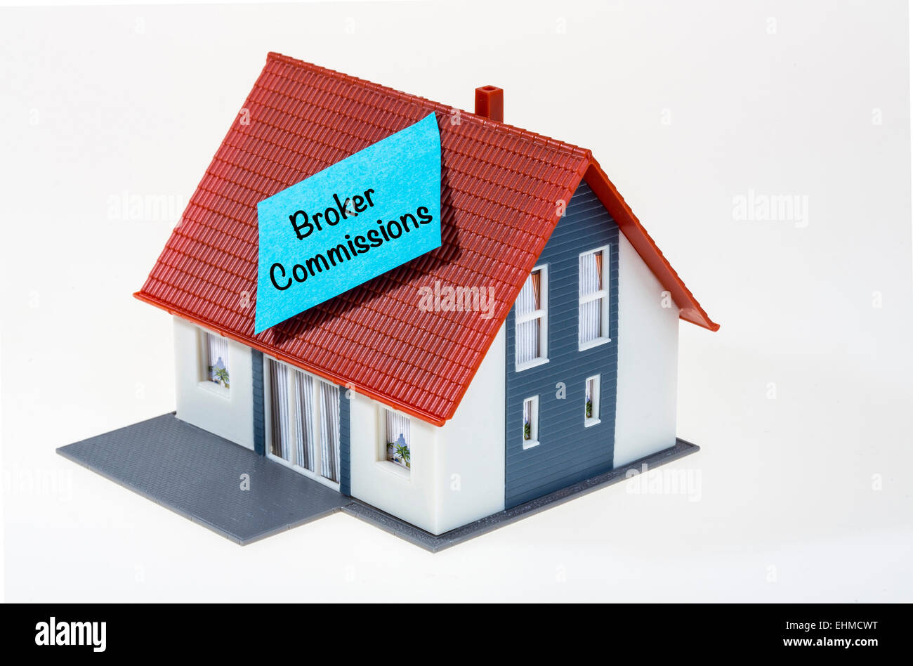 Symbolisches Bild, Haus mit ein Post-It Note, Maklerprovisionen Stockfoto