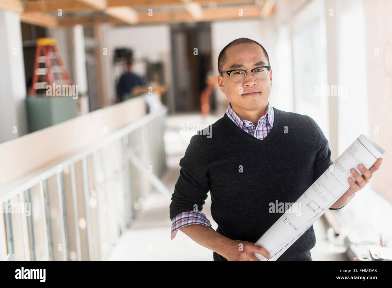 Koreanische Architekt tragen Blaupausen Stockfoto