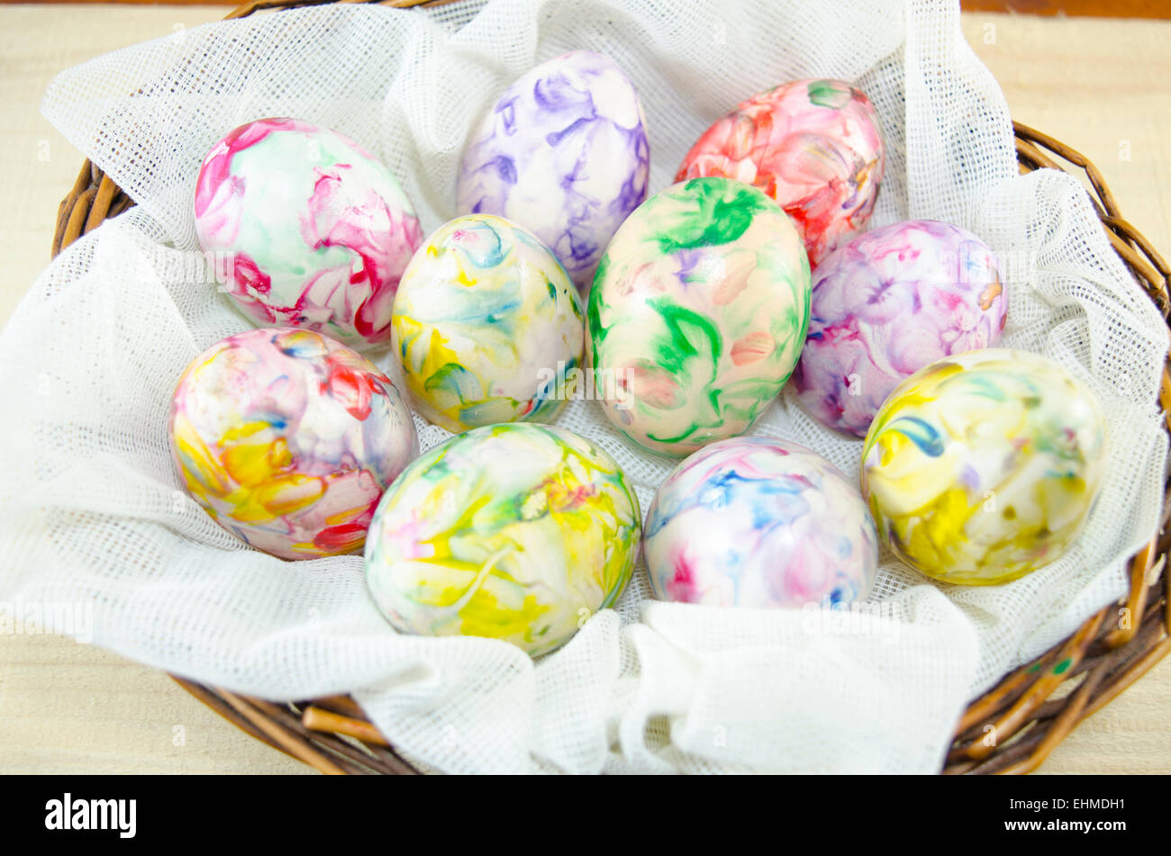 Bündel von Hand farbige Ostereier in einem Ei-Korb Stockfoto