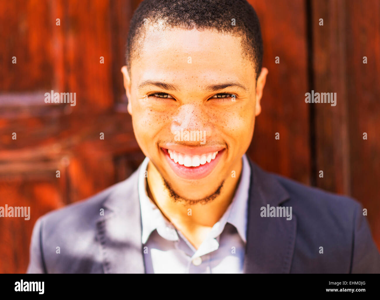 Schwarze Geschäftsmann lächelnd im freien Stockfoto