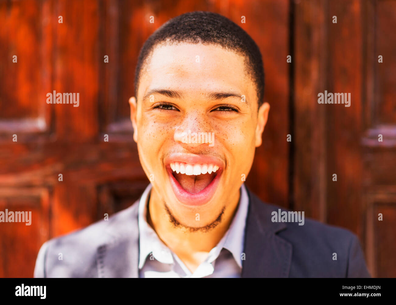 Schwarze Geschäftsmann lächelnd im freien Stockfoto