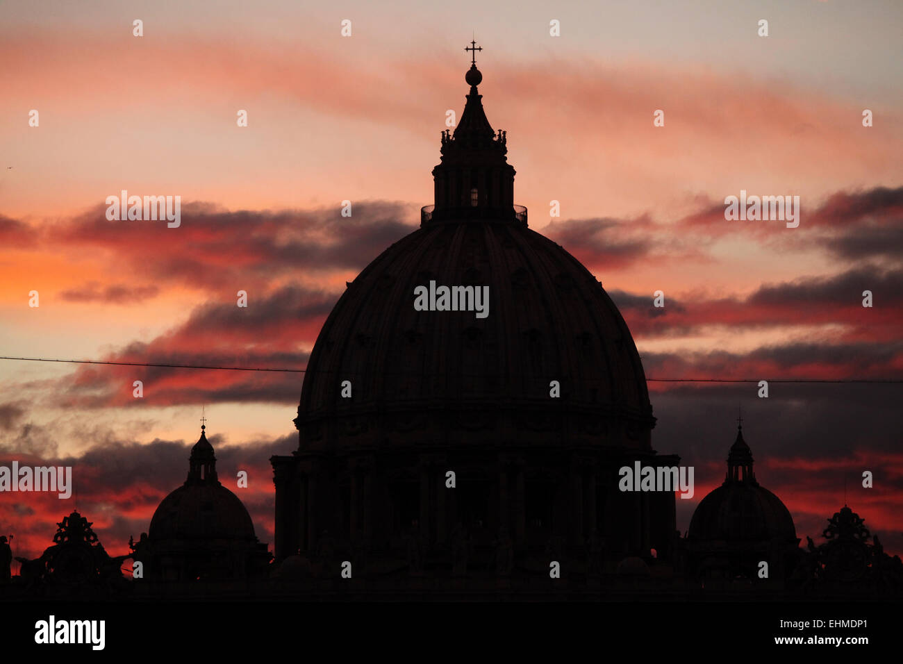 Sonnenuntergang über der Kuppel des Petersdom in der Vatikanstadt in Rom, Lazio, Italien. Stockfoto