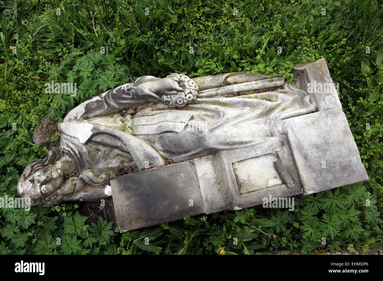 Gefallener Engel. Grabstein auf einem verlassenen Friedhof in Terezin, Tschechische Republik zerstört. Stockfoto