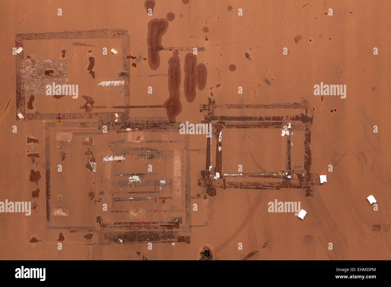 Spuren der alten Ankündigungen auf eine braune Wand gesehen. Braune Struktur. Stockfoto