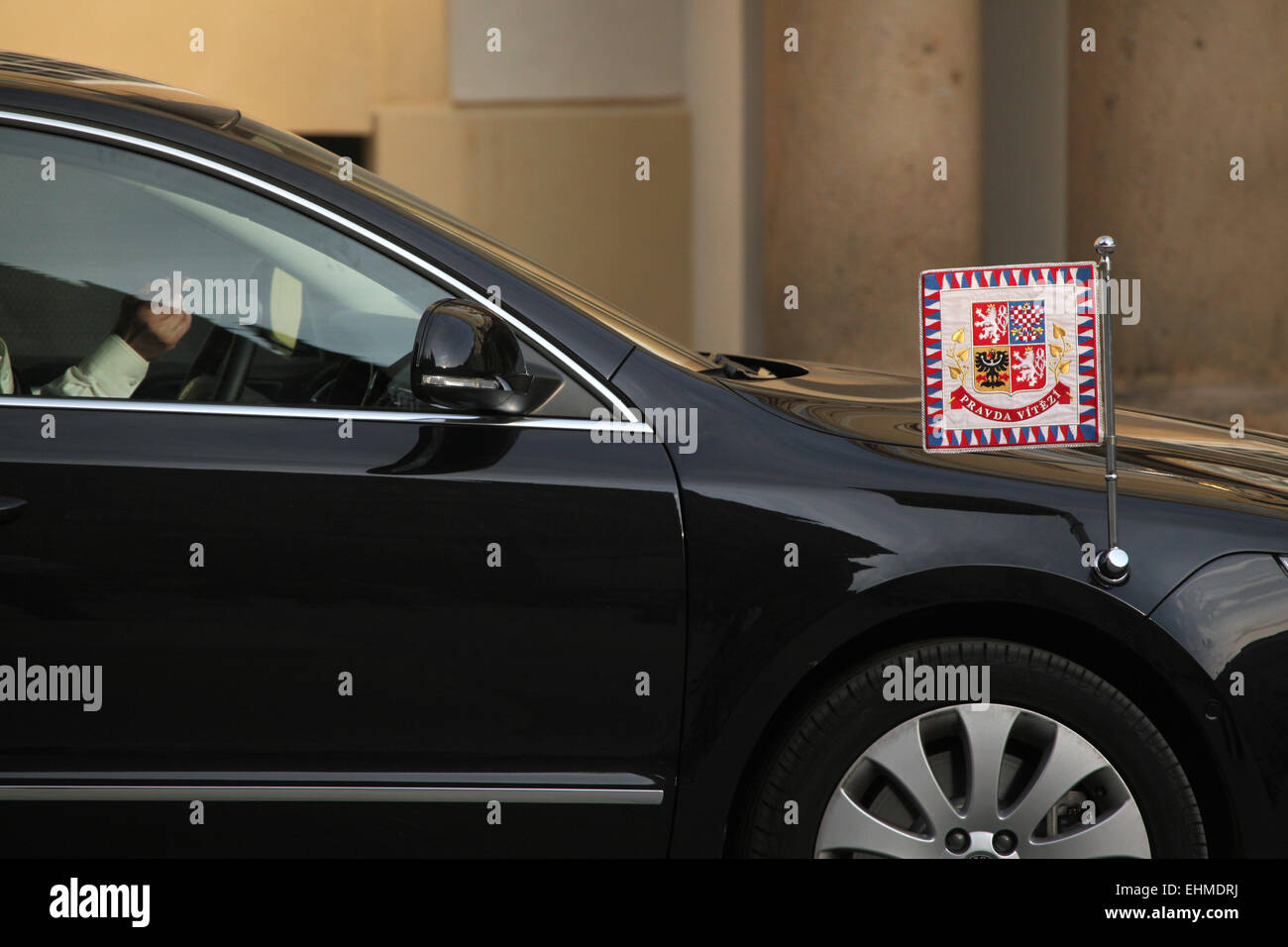 Tschechischen Präsidenten Limousine mit einem Präsidenten Standard treibt voran in Prag, Tschechien. Stockfoto