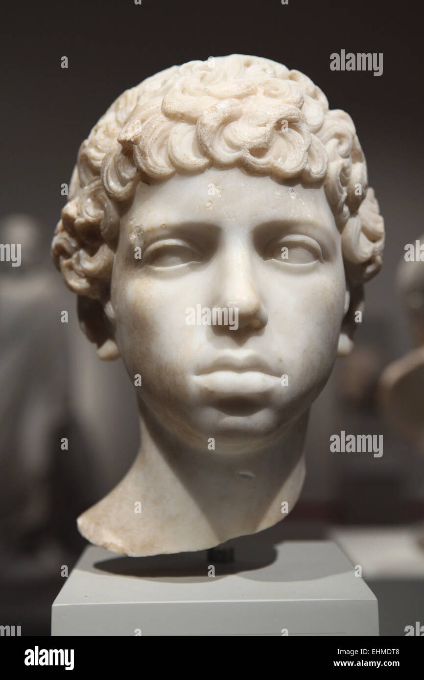 Junge mit Lockenkopf. Römische Marmorbüste von 117-138 n. Chr.. Altes Museum, Berlin, Deutschland. Stockfoto