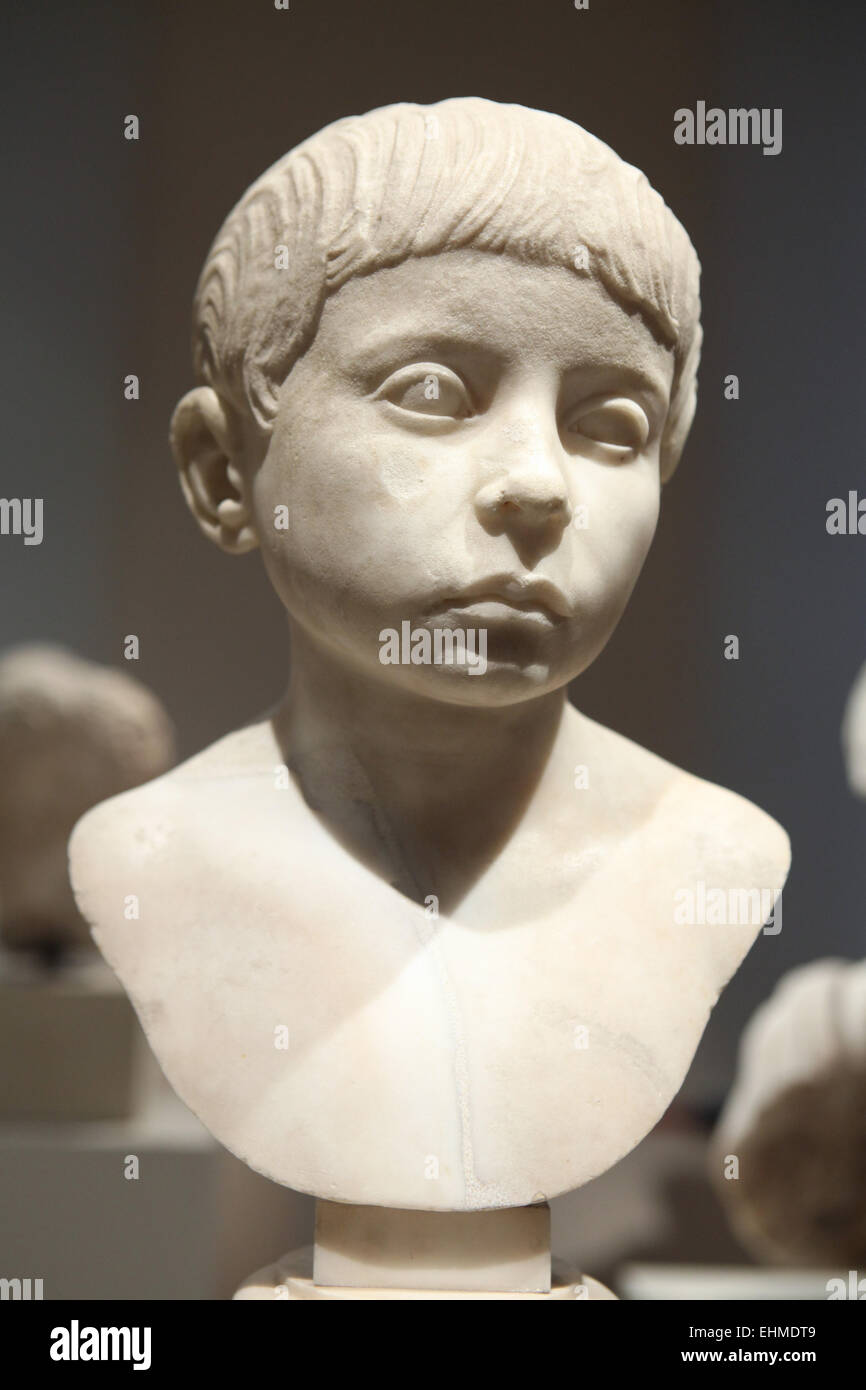 Bildnis eines Knaben. Römische Marmorbüste von um 100 n. Chr.. Altes Museum, Berlin, Deutschland. Stockfoto