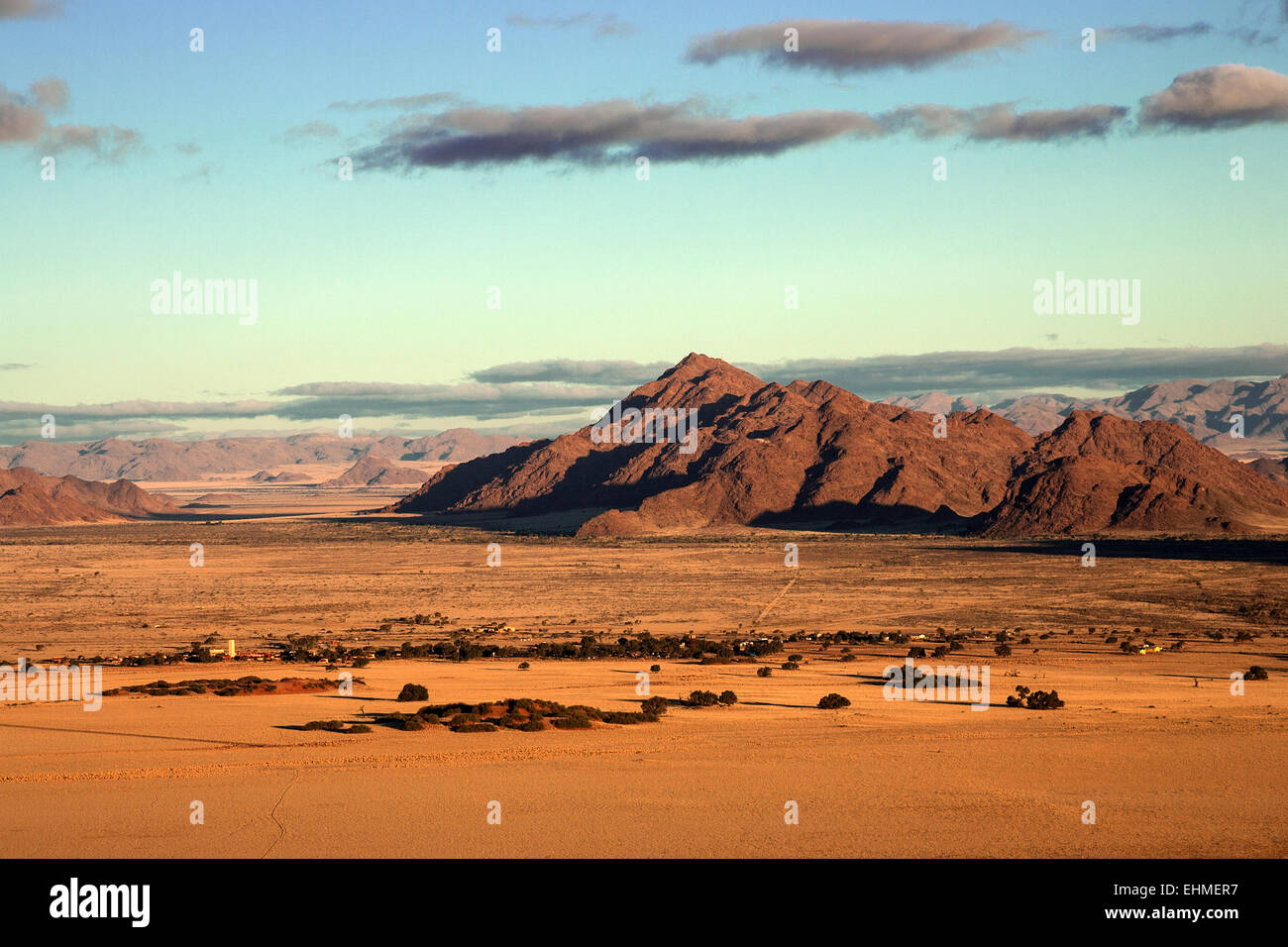 Blick vom Elim Düne auf Grassteppe, Sesriem Camp und Tsaris Berge, Wüste Namib, Namib Naukluft Park, Namibia Stockfoto