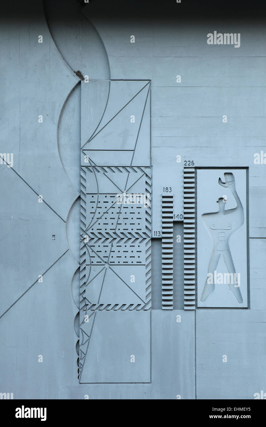 Modulor dargestellt auf die modernistische Wohn Gebäude Unité d ' Habitation, entworfen von Le Corbusier (1957) in Berlin, Deutschland. Der Modulor ist eine anthropometrische Ausmaß der Proportionen von Architekt Le Corbusier erfunden und als eine stilisierte menschliche Figur mit einem erhobenen Arm dargestellt. Stockfoto