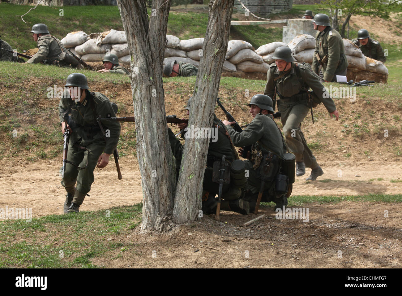 Re-enactment als Nazi-Soldaten verkleidet besuchen die Nachstellung der Schlacht bei Orechov (1945) in der Nähe von Brünn, Tschechische Republik. Die Schlacht bei Orechov im April 1945 war die größte Panzerschlacht in den letzten Tagen des zweiten Weltkriegs in Südmähren, Tschechoslowakei. Stockfoto