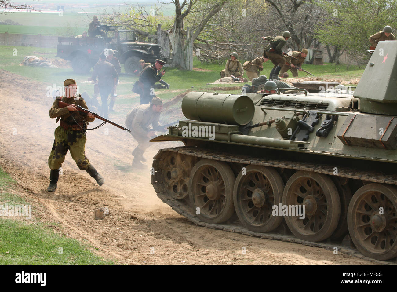 Sowjetischer Panzer t-34 inszeniert einen Angriff während der Re-Inszenierung der Schlacht bei Orechov (1945) in der Nähe von Brünn, Tschechische Republik. Die Schlacht bei Orechov im April 1945 war die größte Panzerschlacht in den letzten Tagen des zweiten Weltkriegs in Südmähren, Tschechoslowakei. Stockfoto