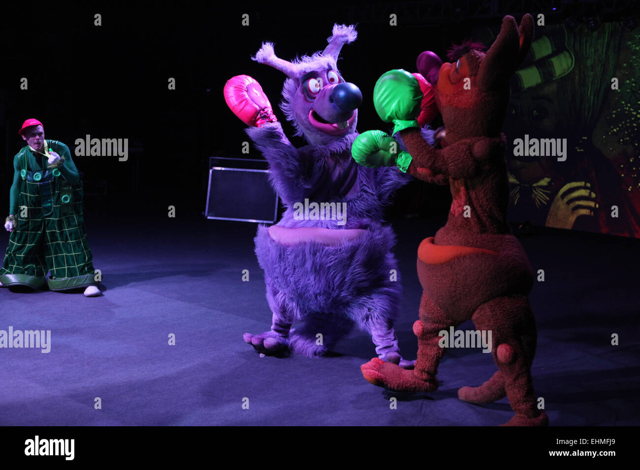 Puppentheater Chudaki (Russland) führt einen lustige Boxkampf während eine Zirkus-Show in Dresden, Deutschland. Stockfoto