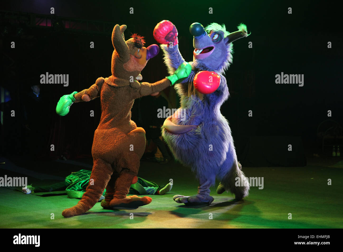 Puppentheater Chudaki (Russland) führt einen lustige Boxkampf während eine Zirkus-Show in Dresden, Deutschland. Stockfoto