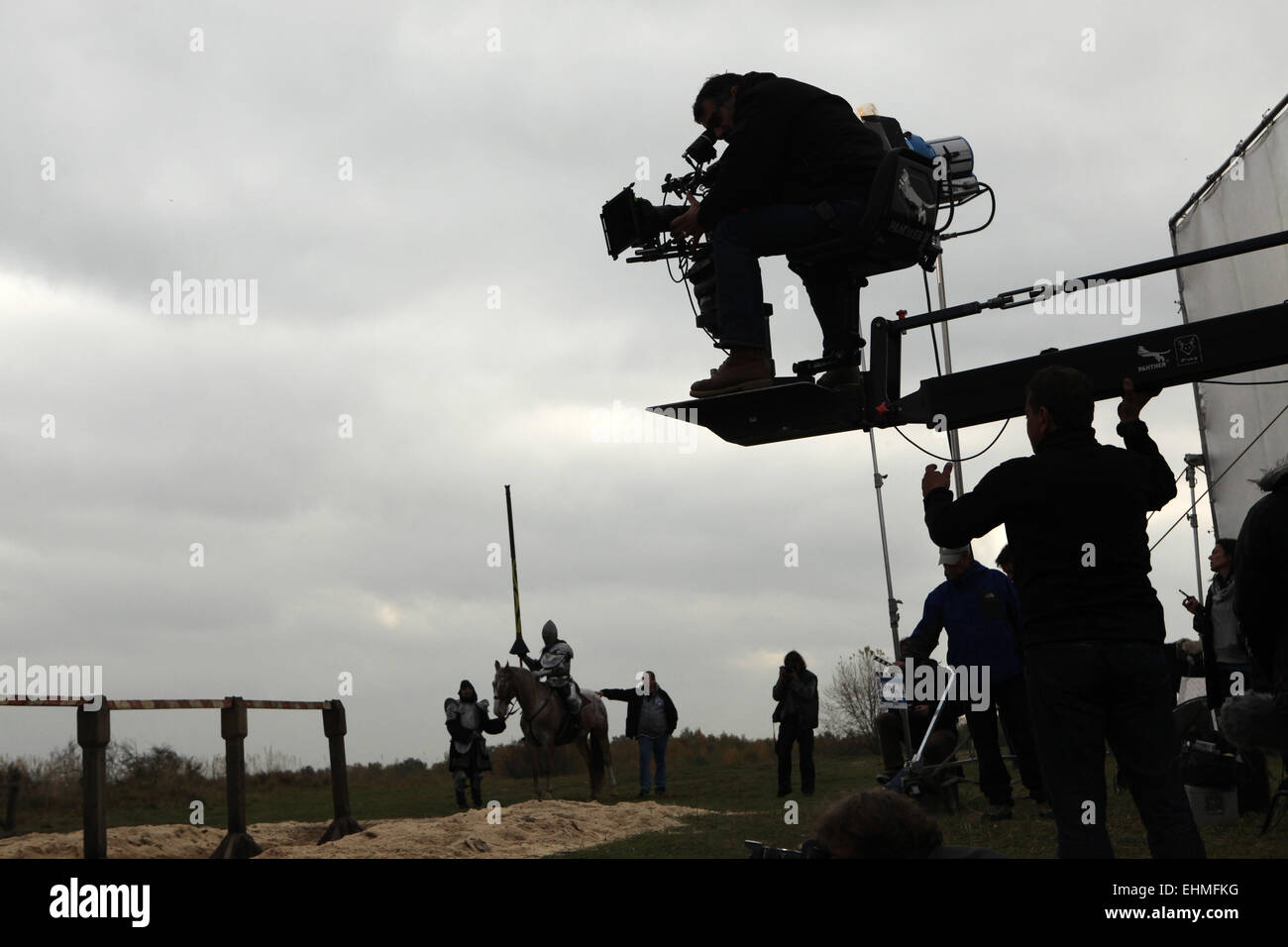 Schauspieler gekleidet wie ein mittelalterlicher Ritter reitet ein Pferd während der Dreharbeiten des Neuen Deutschen Films 'Die Ritter" ("Die Ritter") unter der Regie von Carsten Gutschmidt im Auftrag des ZDF, in Milovice in Südböhmen, Tschechische Republik, 23. Oktober 2013. Stockfoto