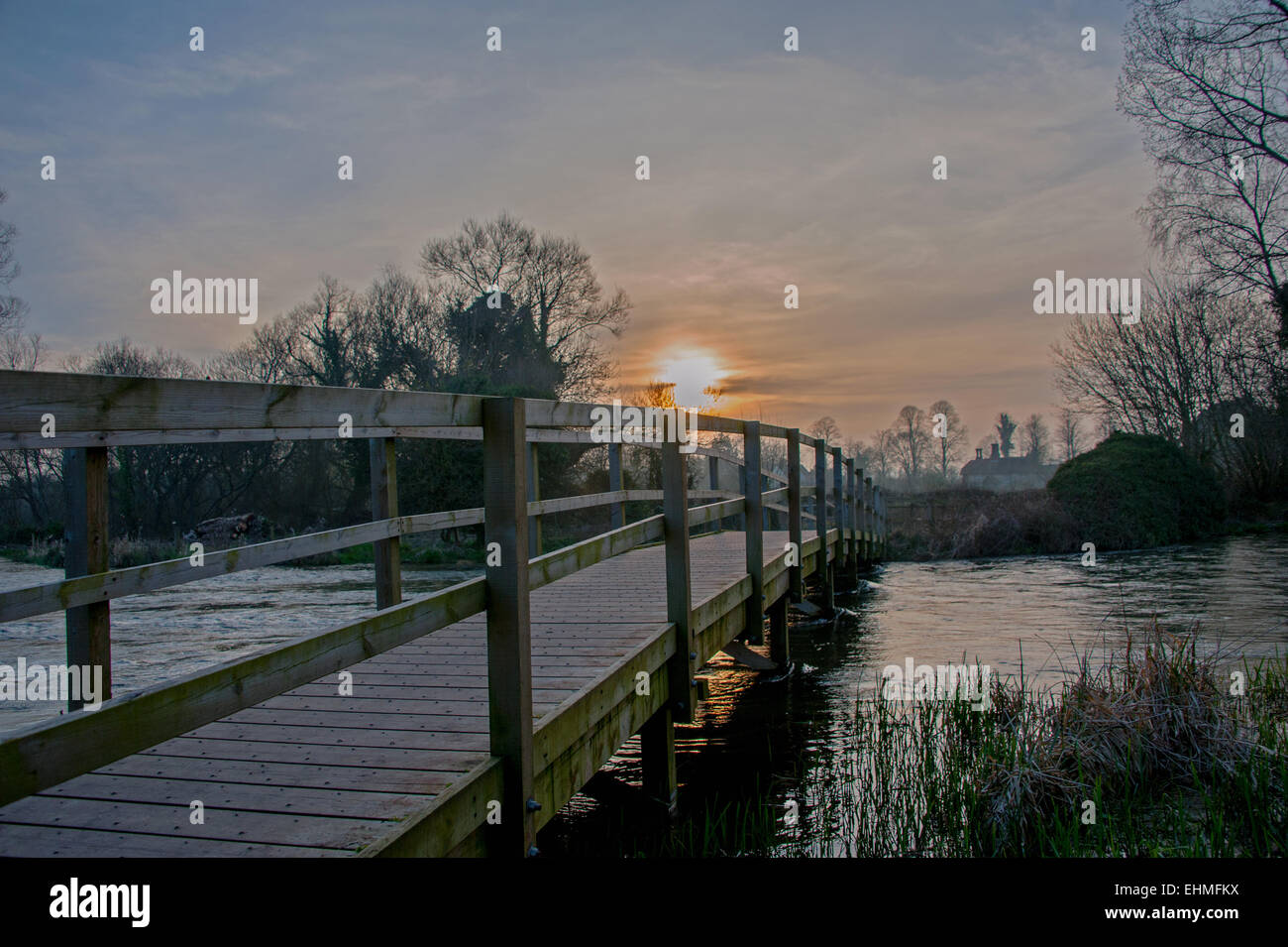 Ende des Winters Abendsonne über dem Fluss Test, Test Valley, Hampshire. Stockfoto