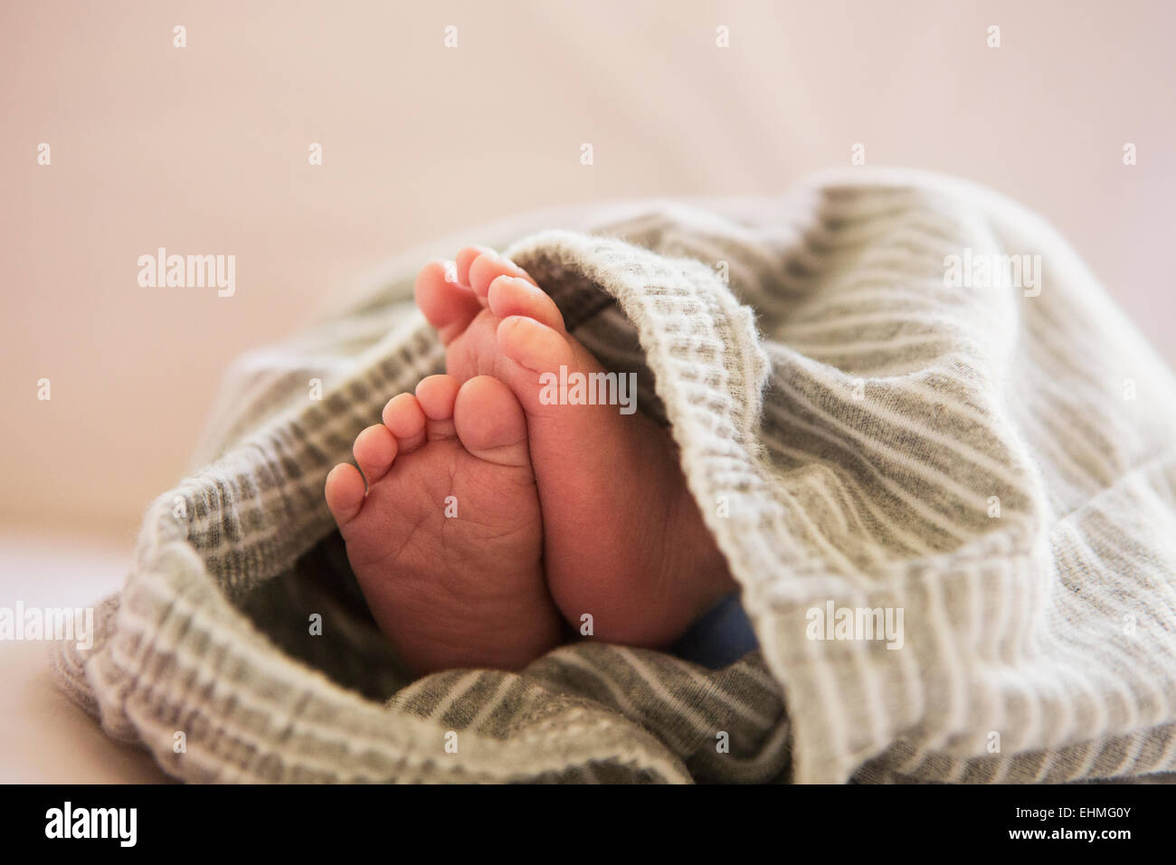 Nahaufnahme eines Füßen Mischlinge Babys in Decke Stockfoto