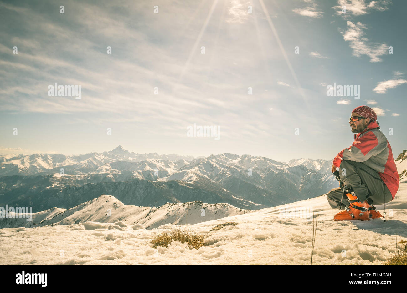 Bergsteiger auf den Gipfel des Berges. Bei Gegenlicht, herrlichem Panoramablick des Alpenbogens erschossen. Konzept des Erfolgs und der Eroberung Stockfoto