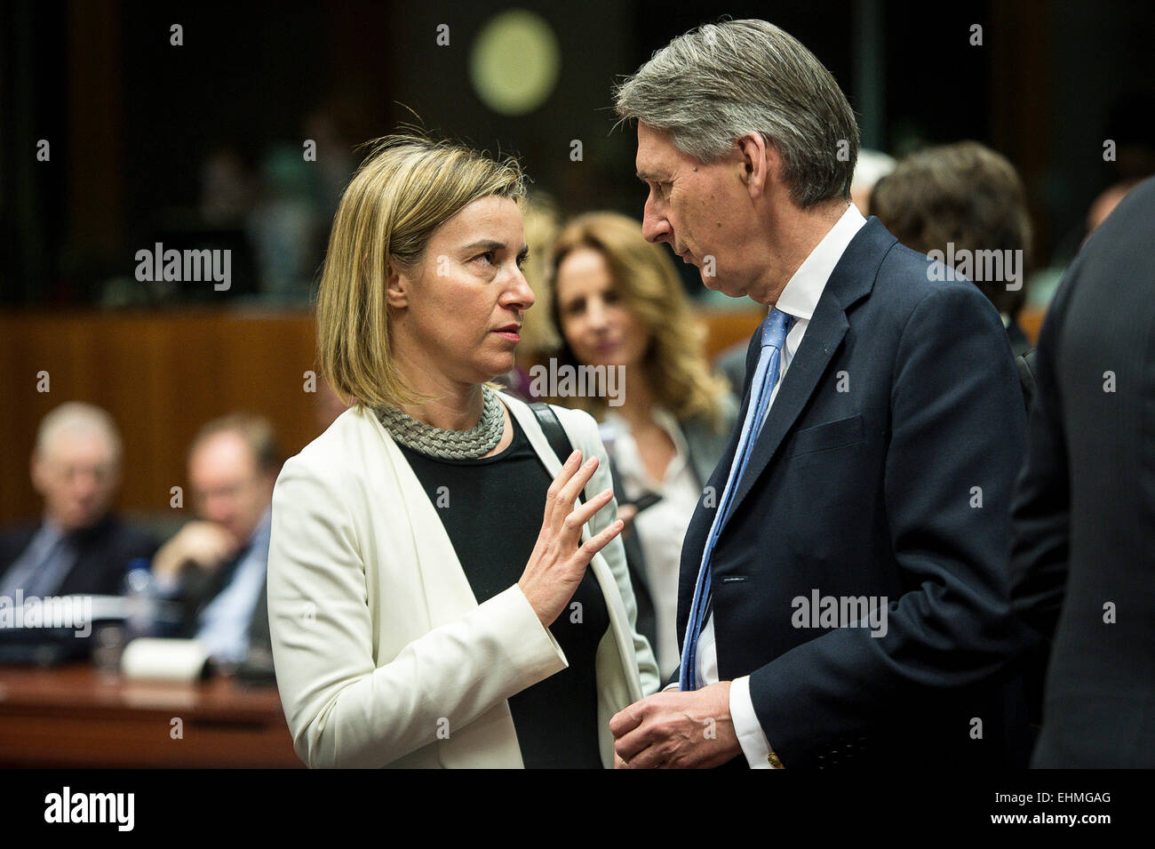 Brüssel, Bxl, Belgien. 16. März 2015. Federica Mogherini, EU Hohe Vertreterin für Außenpolitik (L) Gespräche mit britischen Außenminister Philip Hammond vor der FAC (Rat für auswärtige Angelegenheiten) am Sitz der Europäischen Rates in Brüssel am 16.03.2015 von Wiktor Dabkowski Credit: Wiktor Dabkowski/ZUMA Draht/Alamy Live News Stockfoto