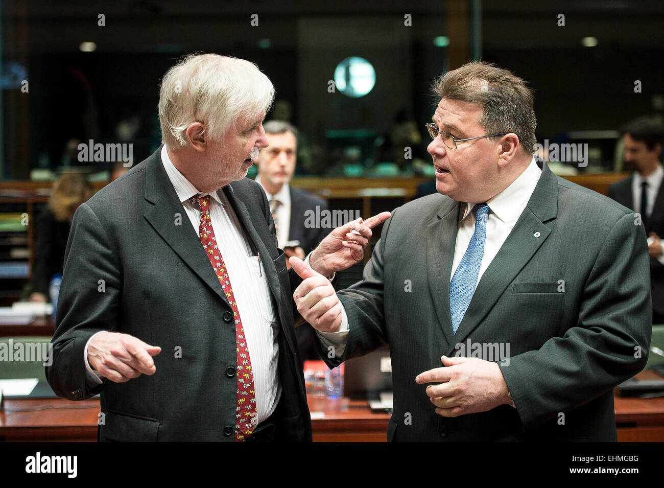 Brüssel, Bxl, Belgien. 16. März 2015. Finnische Außenminister Erkki und litauischen Außenminister Linas Antanas Linkevi? Ius (R) vor der FAC (Rat für auswärtige Angelegenheiten) am Sitz des Europäischen Rates in Brüssel, Belgien auf 16.03.2015 von Wiktor Dabkowski Credit: Wiktor Dabkowski/ZUMA Draht/Alamy Live News Stockfoto