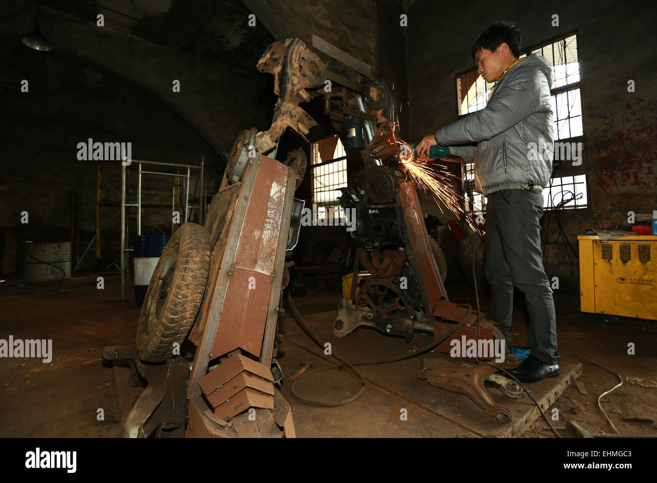 Hengyang, Chinas Hunan Provinz. 14. März 2015. Yu Lingyun arbeitet an einem riesigen Transformer-Modell in seiner Werkstatt in Hengyang County, Zentral-China Hunan Provinz, 14. März 2015. Yu Zhilin und Sohn Yu Lingyun, Bauern von Caotian Dorf in Hengyang, begann um riesige Transformatoren Modelle seit 2007 zu machen. Es dauerte drei Jahre, die ersten mehrere Modelle abzuschließen. Yu hat mehr als 1 Million Yuan (160.000 US-Dollar) in diesem Jahr verdient, durch Verkauf und Vermietung von diesen Modellen. © Peng Bin/Xinhua/Alamy Live-Nachrichten Stockfoto
