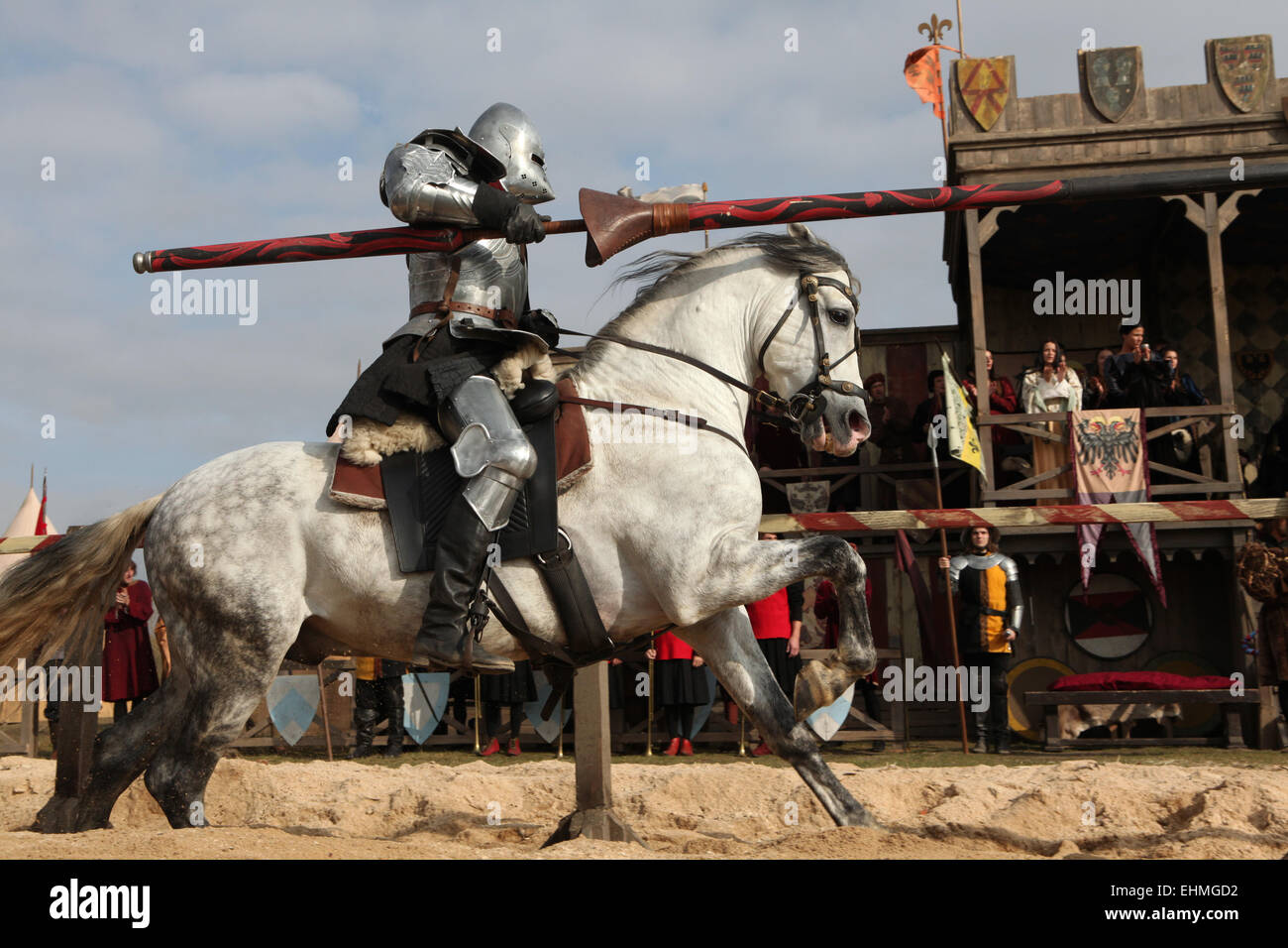 Medieval Jousting Wettbewerb während der Dreharbeiten des Neuen Deutschen Films 'Die Ritter" ("Die Ritter") unter der Regie von Carsten Gutschmidt durchgeführt im Auftrag des ZDF, in Milovice in Südböhmen, Tschechische Republik, 23. Oktober 2013. Stockfoto