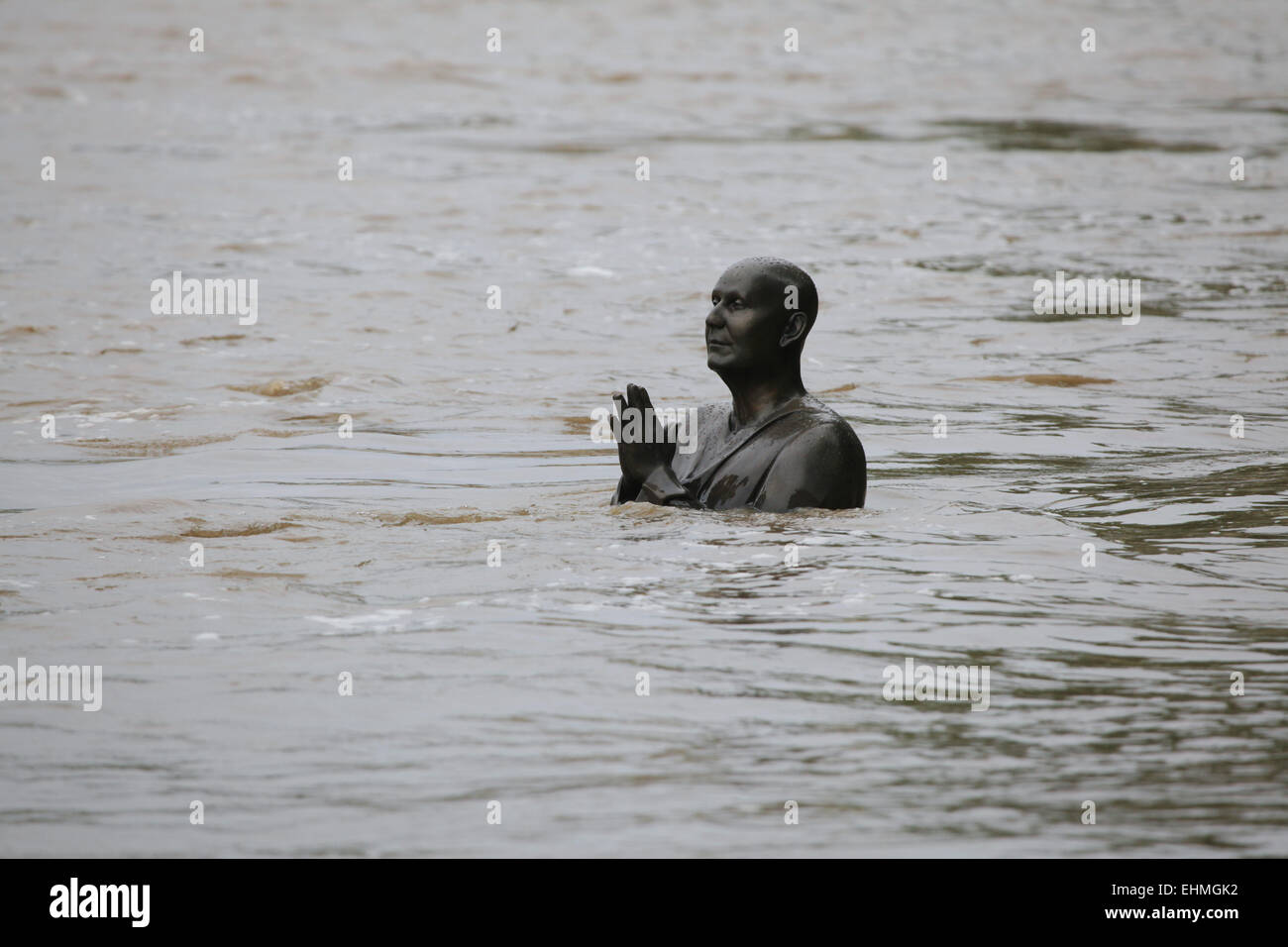 Statue von indischer spiritueller Führer Sri Chinmoy, überflutet von angeschwollenen Flusses Vltava, auf Insel Kampa in Prag, Tschechien. Stockfoto