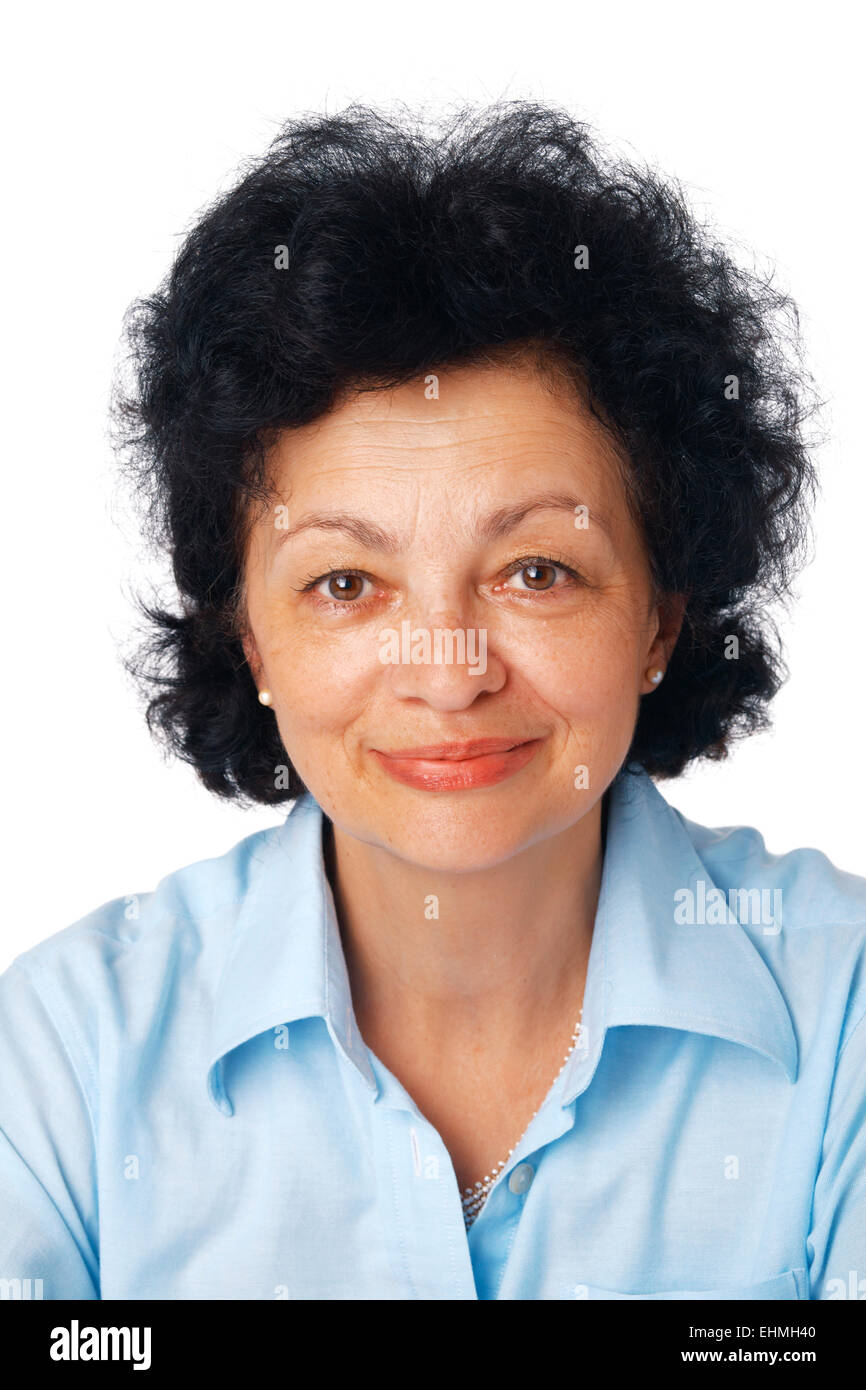 Closeup Portrait einer ziemlich senior Frau lächelnd auf weißem Hintergrund. Stockfoto