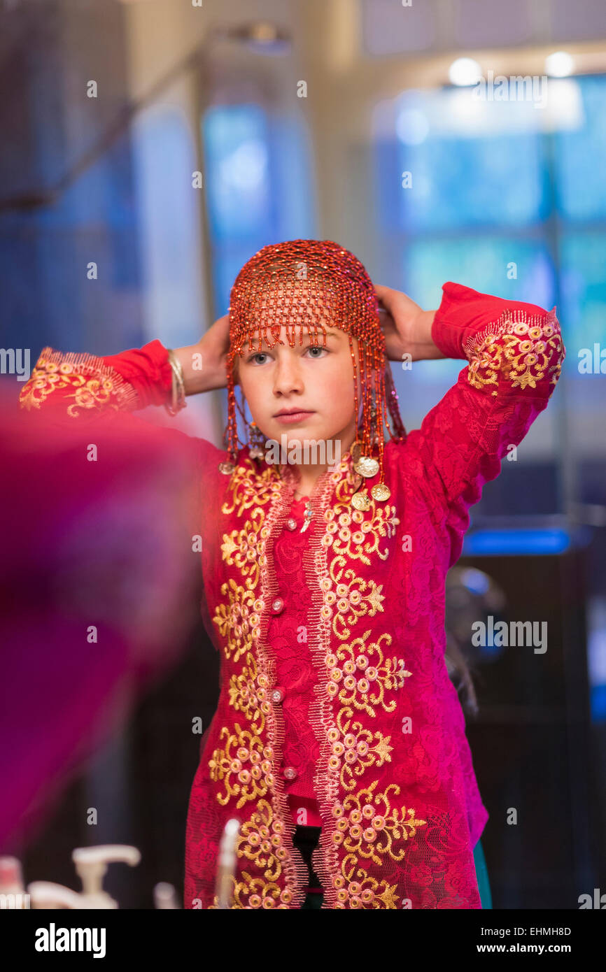 Kaukasische Mädchen tragen Perlen Kappe Stockfoto