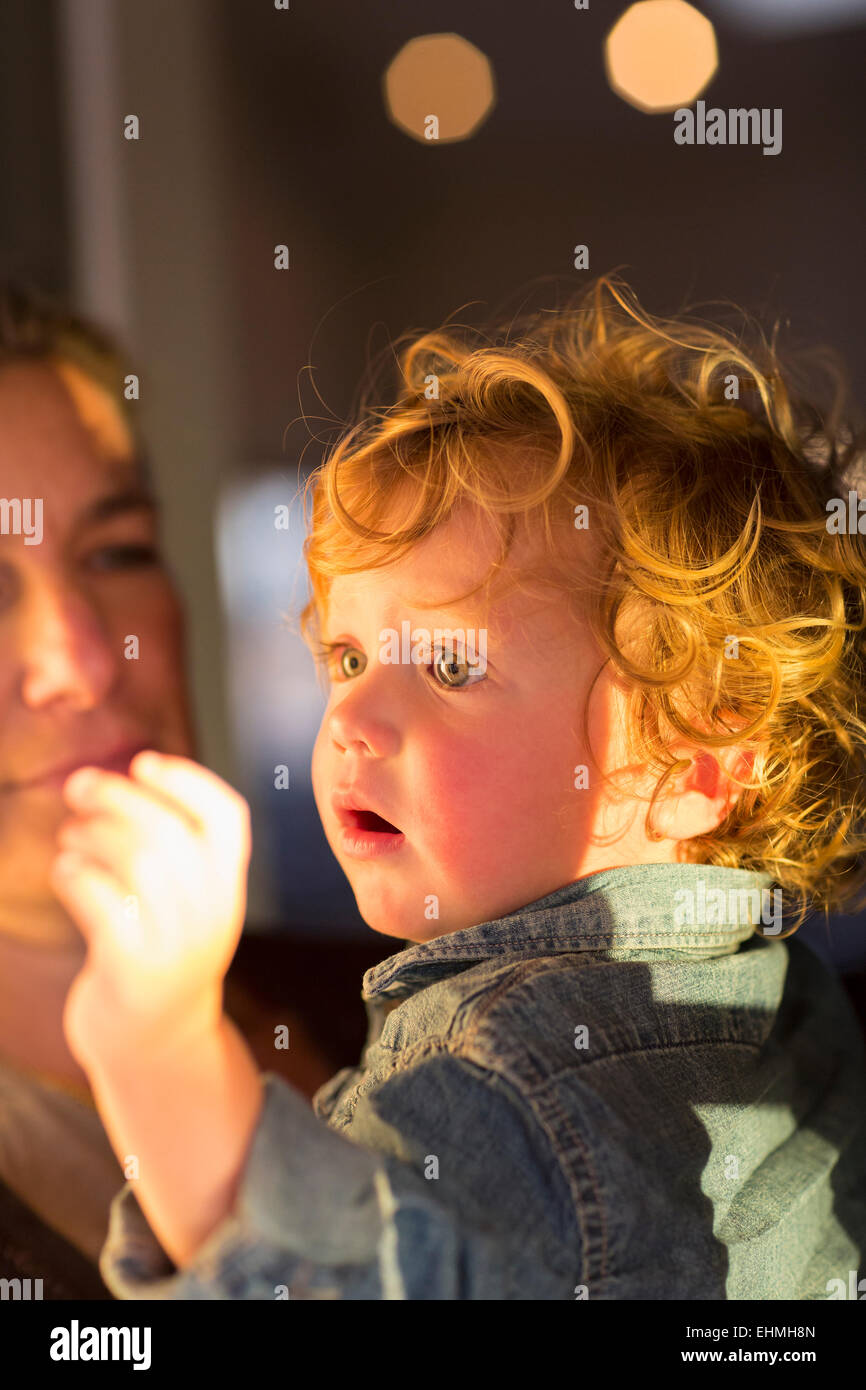 Nahaufnahme von kaukasischen Mutter halten baby Stockfoto