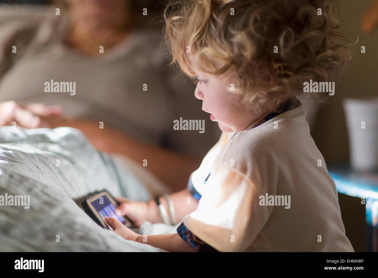 Kaukasische junge spielt mit Handy Stockfoto