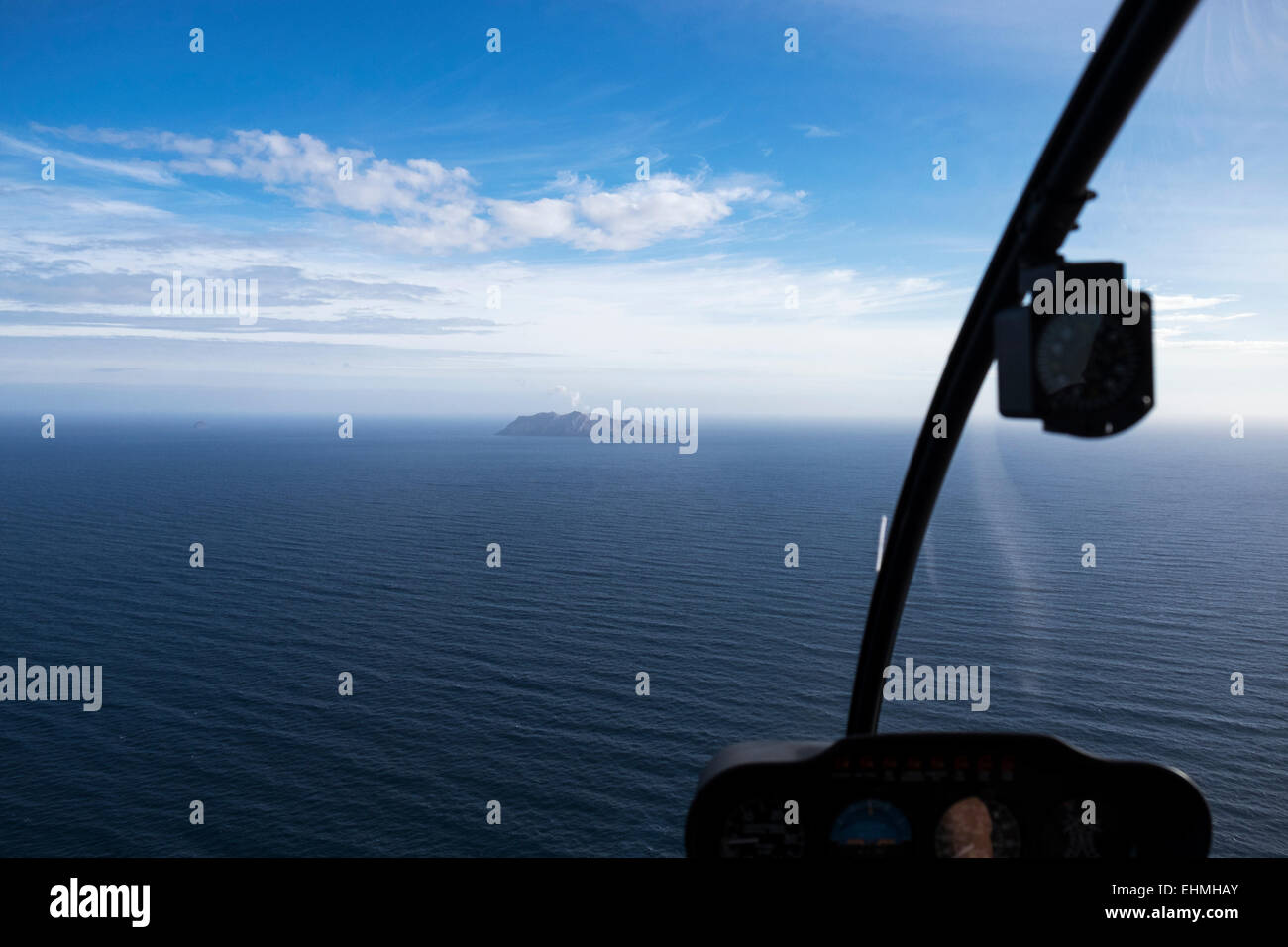 Helikopter-Rundflug auf White Island Vulkan 50km vor der Küste von Whakatane, Neuseeland. Schwarz / weiß-Version EHMHAT Stockfoto